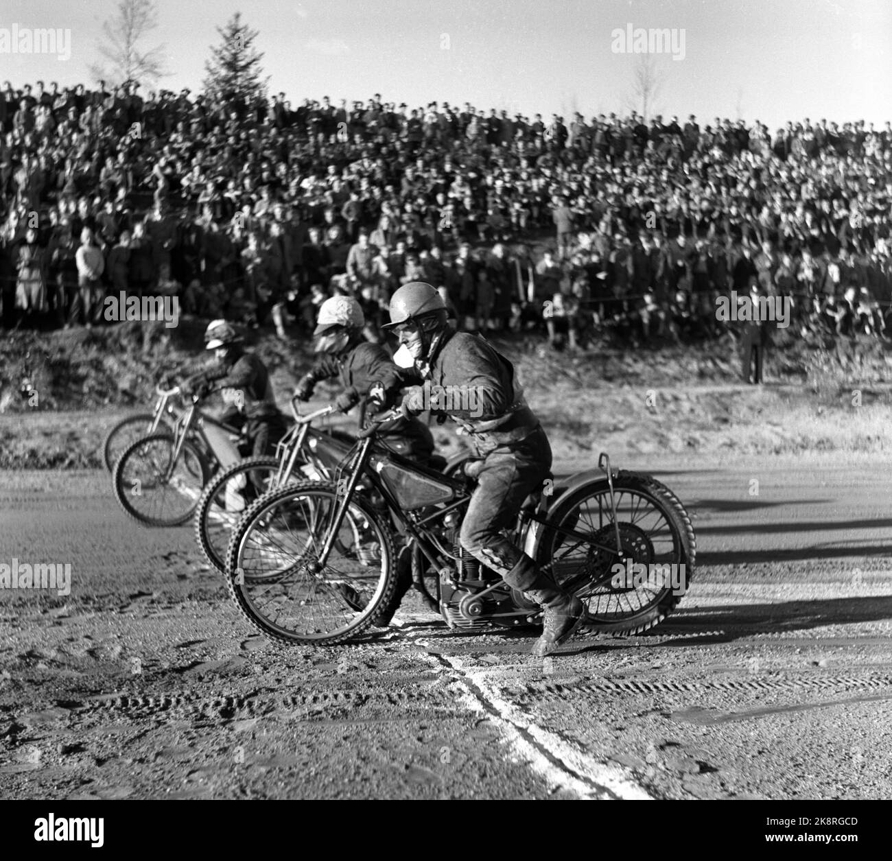 Oslo 1956. Il campionato norvegese di autodromo in pista, fino a 500ccm km. La foto di partenza mostra Aage Hansen (casco bianco), Odd Johansen, Torbjørn Ludvigsen e Oddbjørn Blaasmo. Aage Hansen è diventato campione norvegese. Foto archivio NTB / ntb Foto Stock