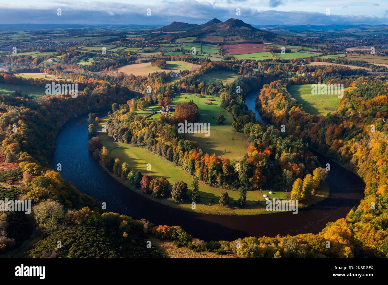 Vista aerea di Scott's View che guarda attraverso la valle Tweed sulla Vecchia Melrose verso le colline di Eildon. Confini scozzesi, Scozia, Regno Unito Foto Stock