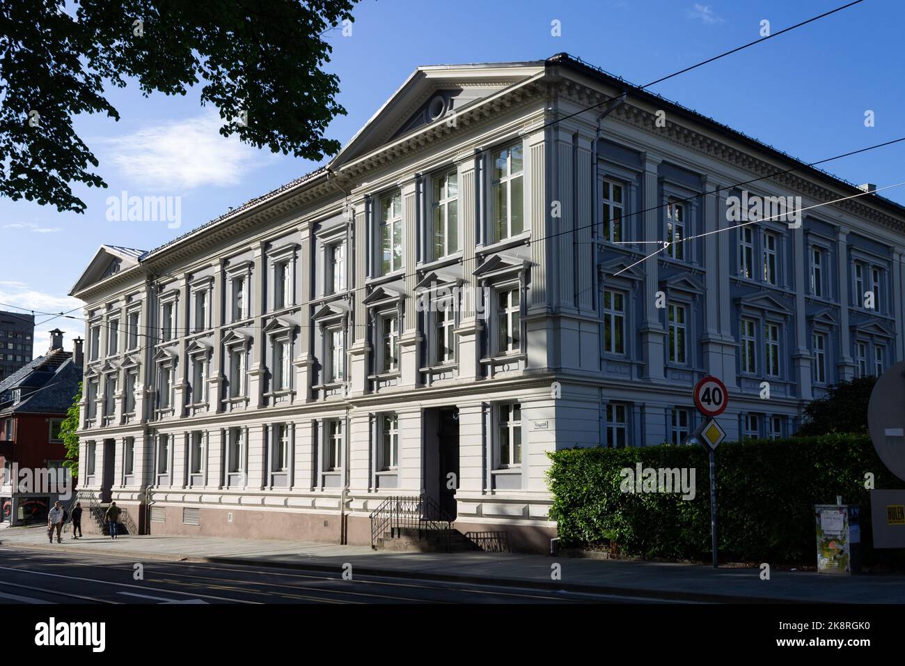 Un edificio storico, un'istituzione educativa privata all'angolo del centro di Bergen, Norvegia Foto Stock
