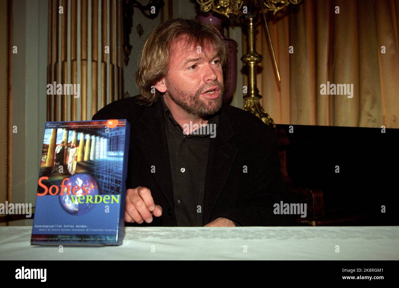 Oslo 19970422. L'autore Jestein Gaarder presenta il mondo di Sofie in CD-ROM. Foto: Berit Roald / Scanfoto / NTB Foto Stock