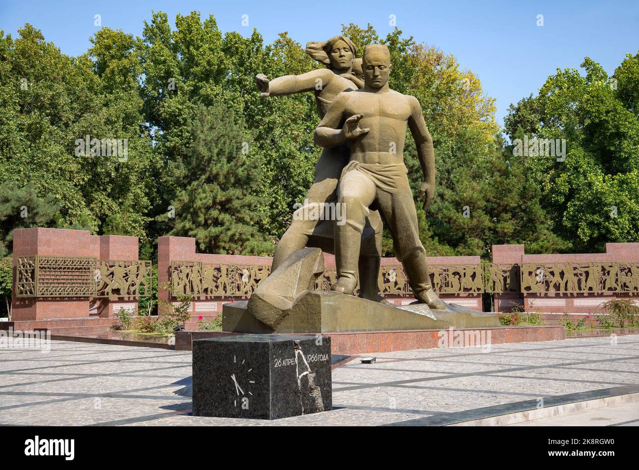 TASHKENT, UZBEKISTAN - 16 SETTEMBRE 2022: Monumento 'coraggio'. Tashkent, Uzbekistan Foto Stock