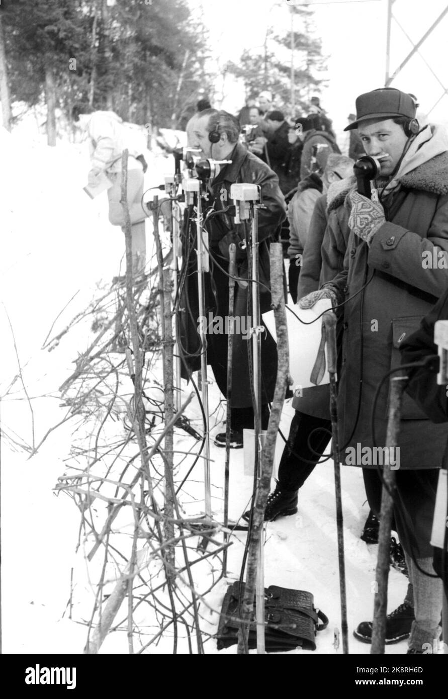 Olimpiadi di Oslo 1952: Condizioni di lavoro della stampa durante le Olimpiadi. Radio reporter lungo il sentiero. Qui, Halvdan Hegtun (f.d.m.) commenta il grande slam delle Signore. Foto: Corrente / NTB Foto Stock