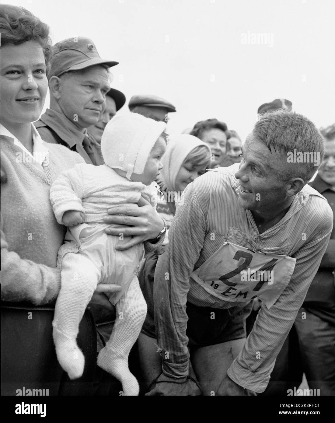 Løten 19620922 il primo Campionato europeo di orientamento si svolge a Løten. In questo caso, il campione europeo Magne Lystad (NOR) si congratula con Lystad Junior e la signora Lystad. Foto: NTB / NTB Foto Stock