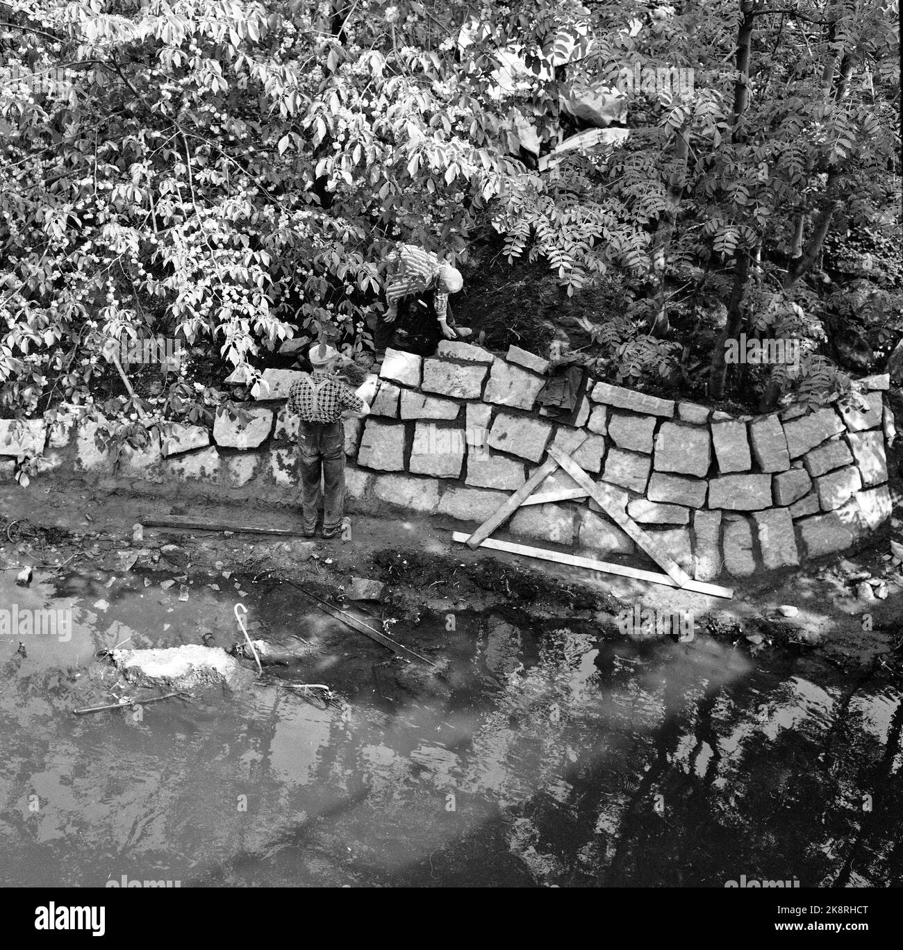 Oslo nell'estate del 1962. Una passeggiata lungo l'Akerselva da OS a OS. Qui, due muratori lavorano con un muro sulle rive di Akerselva. Lotti di scarto nel fiume. Foto: Aage Storløkken / corrente / NTB. Foto Stock