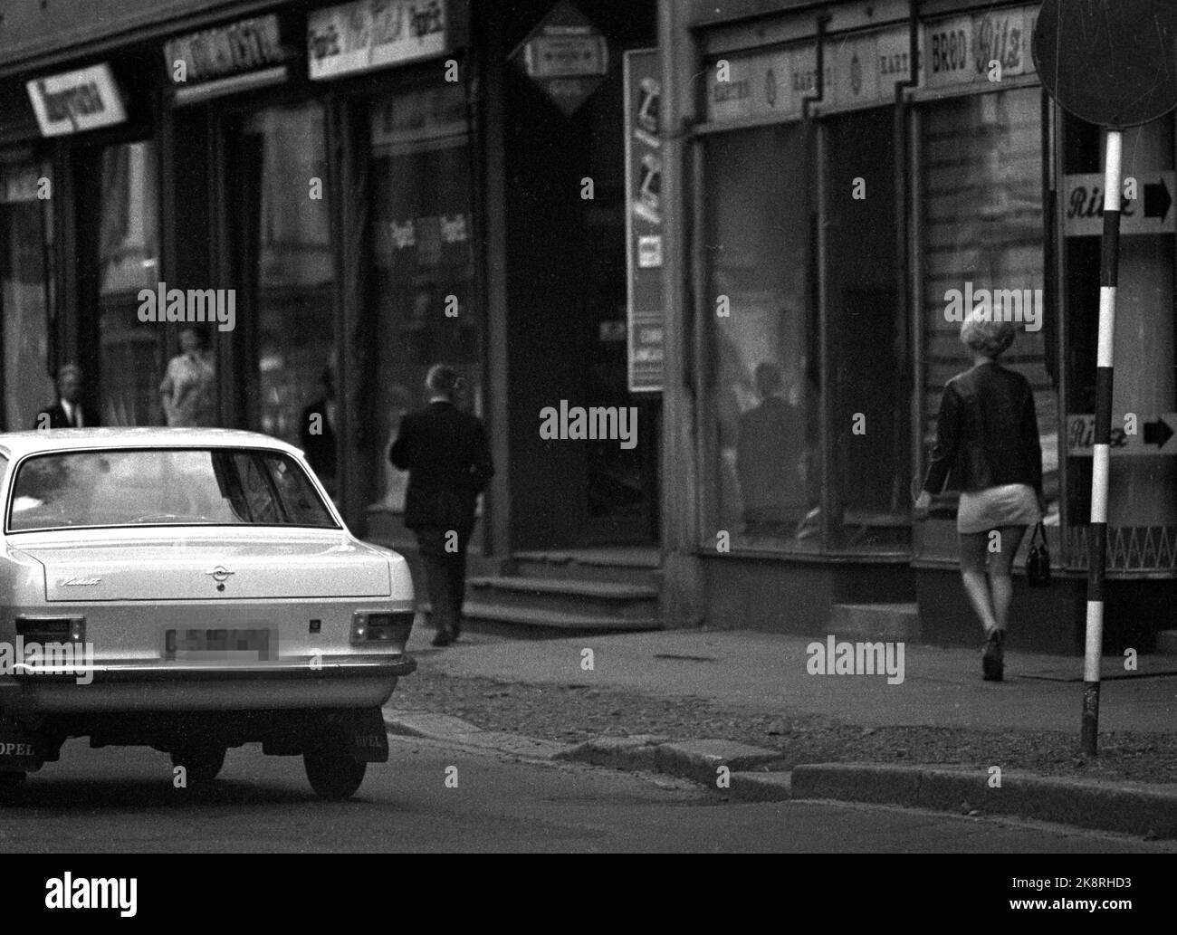 Oslo 1969 luglio prostituzione a Oslo. Donna bionda con gonne corte che va via a Oslo. L'immagine è probabilmente disposta, ma i segni dell'automobile sono pixelled per sicurezza. Foto: Thorberg / NTB / NTB Foto Stock