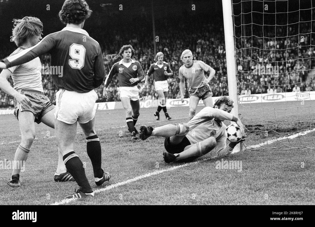 Oslo 15 agosto 1979. La Norvegia ha vinto 2 - 0 sulla Svezia allo stadio Ullevaal. Qui, il custode svedese ha le mani piene dopo una situazione pericolosa. T.V. Vedi Arne Larsen Økland (9) che ha segnato una delle gol norvegesi. Foto: Vidar KNAI / NTB / NTB. Foto Stock