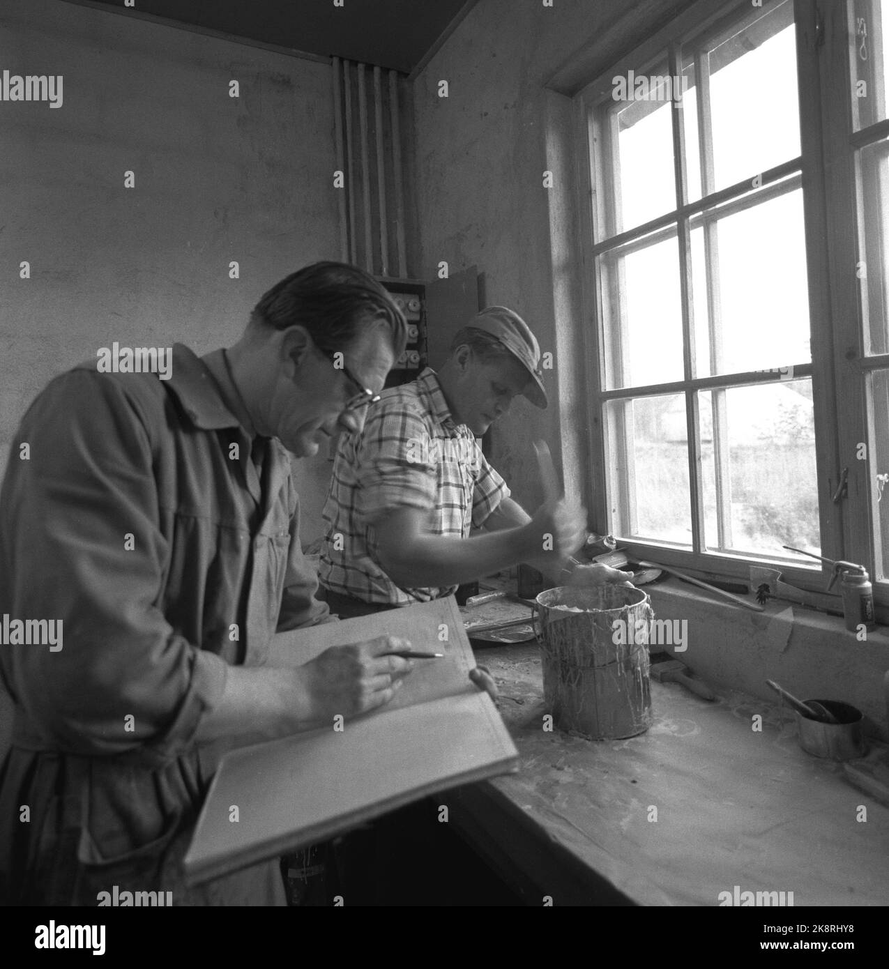 LUNDE in Telemark, 1956. Produzione del troll norvegese. Ingegnere Fjugstad e Birger Gundersen nel mezzo della produzione. Qui mescolano le materie prime fornite da Now. La miscela finita è poliestere (resina ART) e viene posta tra più strati di stuoie in fibra di vetro in uno stampo. Tutto in plastica rinforzata con vetro. Foto: Sverre A. Børretzen/ NTB/ NTB Foto Stock