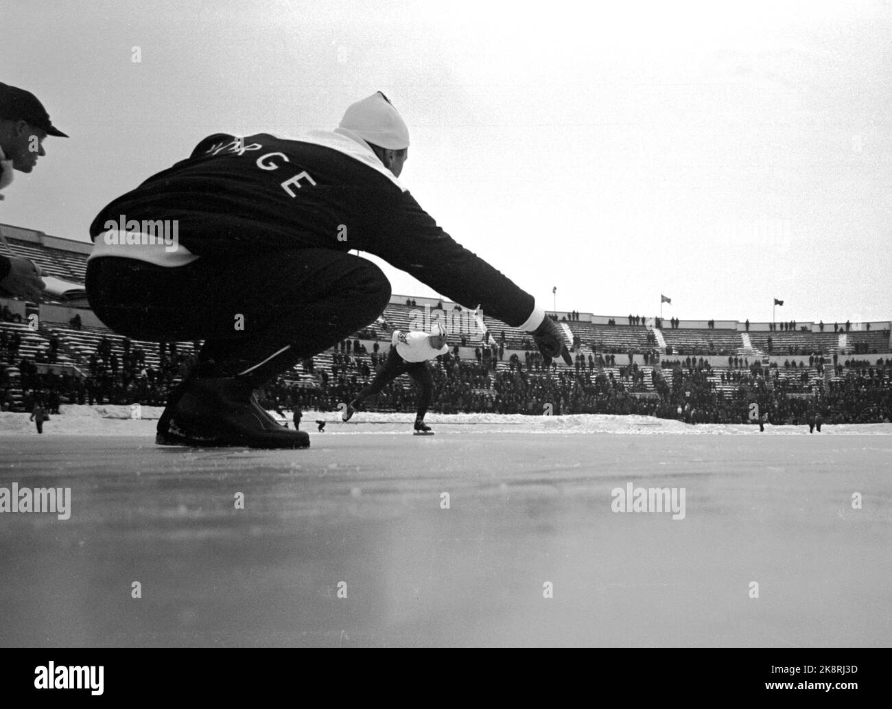 Helsinki Finlandia la Coppa del mondo 19640223 su pattini, gare veloci, a  Helsinki è stata vinta da Knut Johannesen. Ecco il affare in azione di  10.000 metri. Il secondo Tor Berg segnala