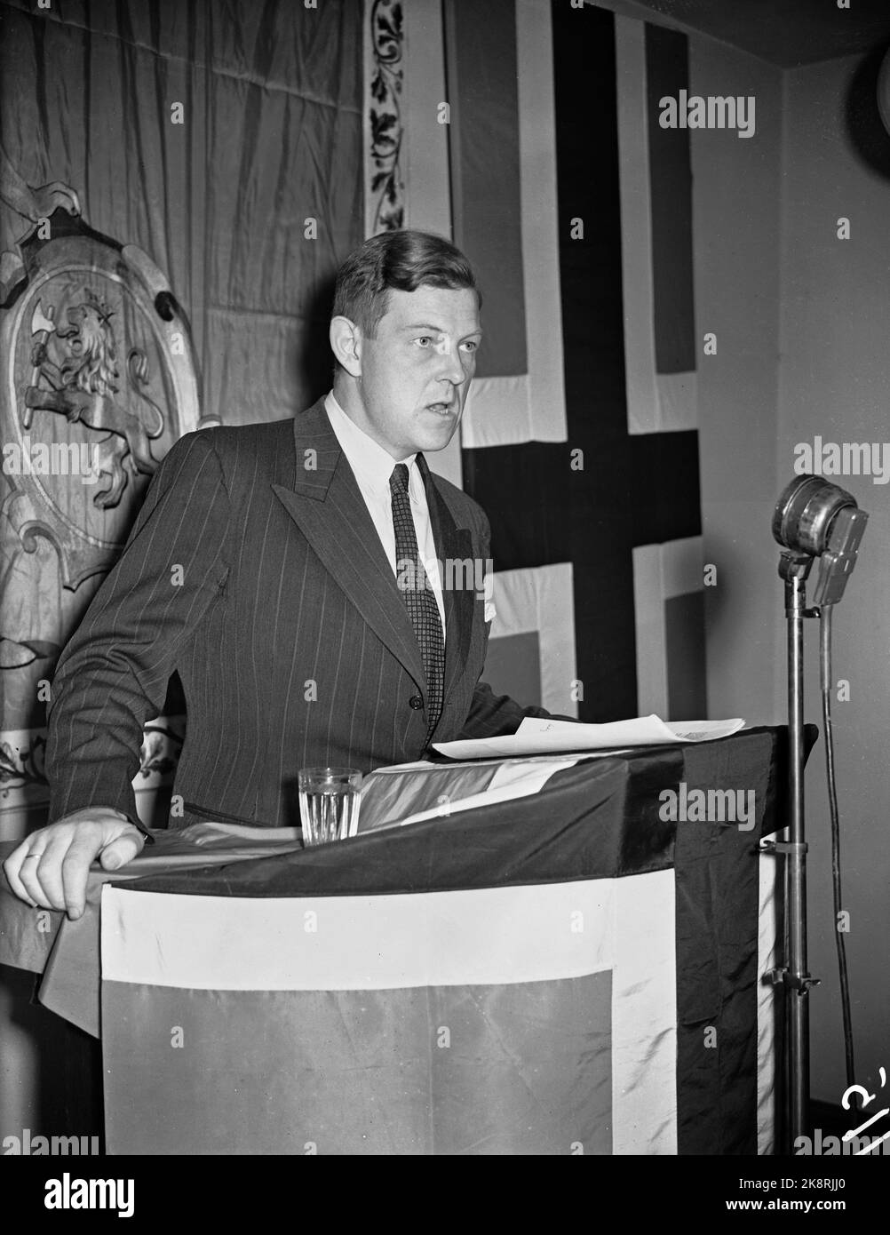 WW2 Oslo 19411013. Lo sportivo norvegese Egil Reichborn-Kjennerud parla al corso di ginnastica della Norwegian Sports Federation. - Da lastra di vetro - Foto: JVS / NTB Foto Stock