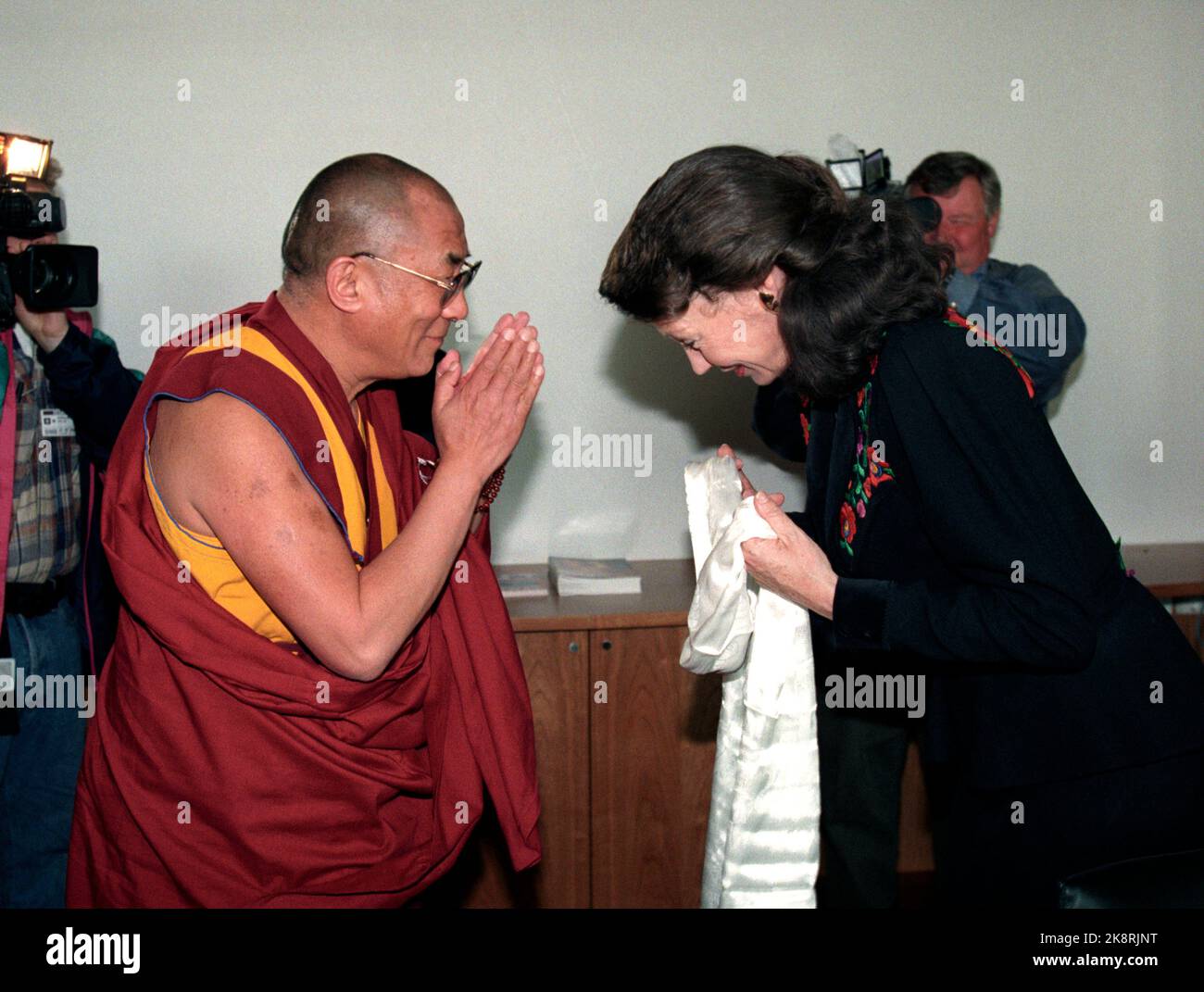 Oslo 1996 giugno Dalai lama visita la Norvegia. A Åse Kleveland, a cui  viene consegnato uno scialle bianco. Nel significato religioso, la consegna  della sciarpa significa desiderio di fortuna e progresso. Foto;