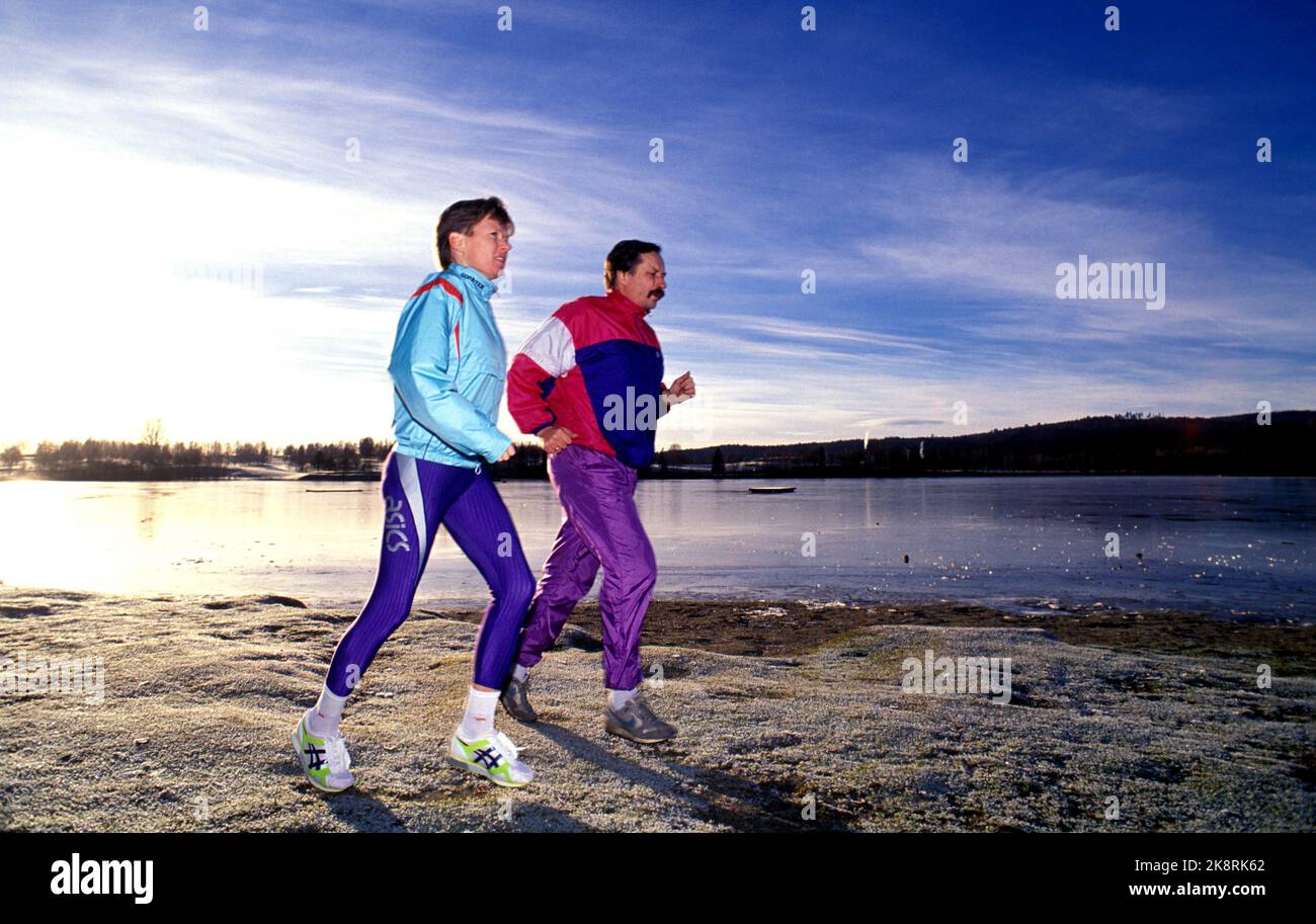 Oslo Febbraio 1991. Ingrid Kristiansen si allena con il suo allenatore, Johan Kaggestad. Foto; Dag E. Thorenfeldt / NTB Foto Stock