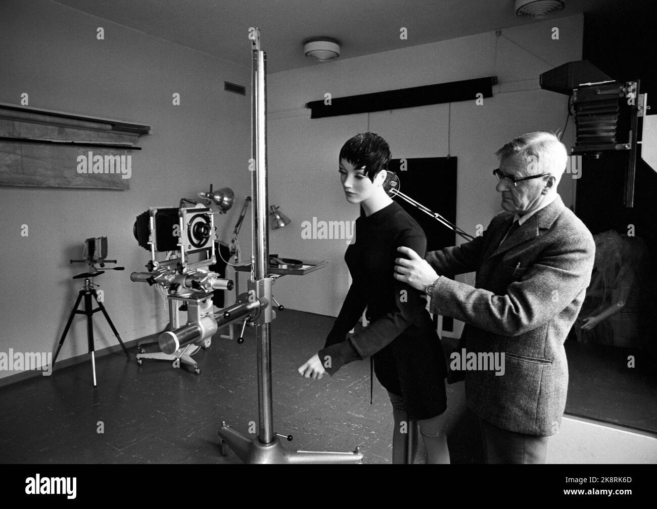 Oslo 19710925. Dove l'omicidio è di routine. Durante la corsa di quest'anno, il Centro di polizia criminale di Oslo si occupa di 8.000 nuovi casi. I casi di omicidio sono solo una parte modesta dei loro numerosi, emozionanti compiti, che includono lavori e incarichi provenienti da tutto il mondo. Il responsabile del laboratorio tecnico, Toralf Mostue, è anche un esperto di scena. Ebbene, i criminali hanno ottenuto attrezzature migliori nel corso degli anni, ma lo stesso hanno fatto la polizia. In studio, le prove sono fotografate e attentamente riviste. Foto: Aage Storløkken / NTB Foto Stock