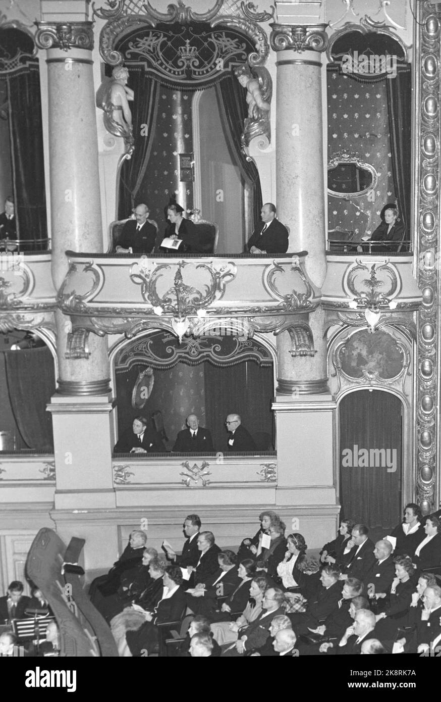 Oslo 19500309. Attore Johanne Dybwad morte (1867-1950). Festa di memoria al Teatro Nazionale con la famiglia reale norvegese presente. Sul balcone in cima alla metà del v.. Re Haakon, Principessa della Corona Märtha e Principe della Corona Olav. Foto / NTB / NTB Foto Stock