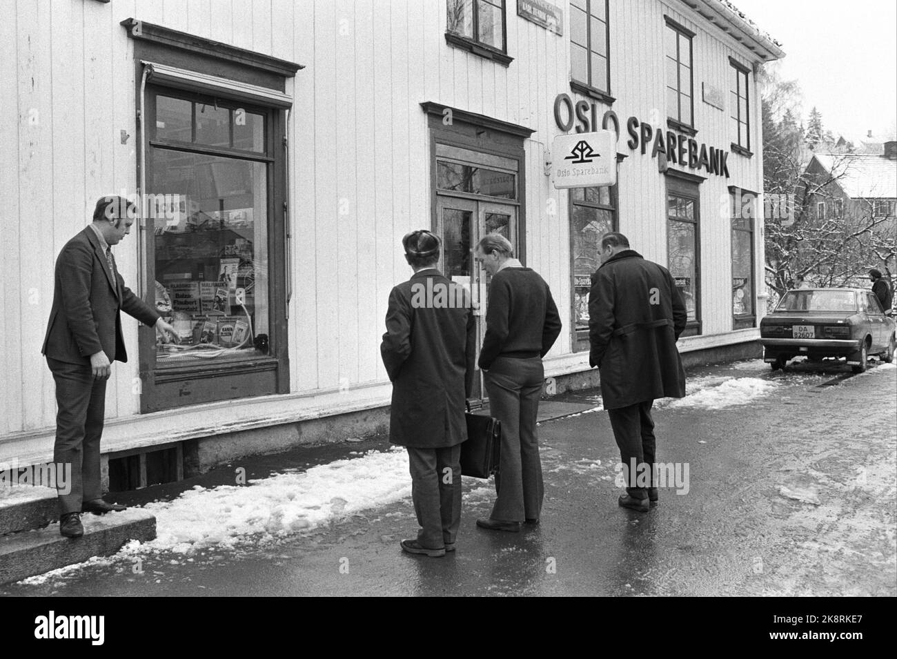 Oslo 25 marzo 1975. Due rapinatori armati all'età di 25 anni hanno ricevuto 70.000 NOK. Gli esperti tecnici della polizia stanno indagando qui la zona al di fuori della banca. Foto: Arild Hordnes / NTB / NTB Foto Stock