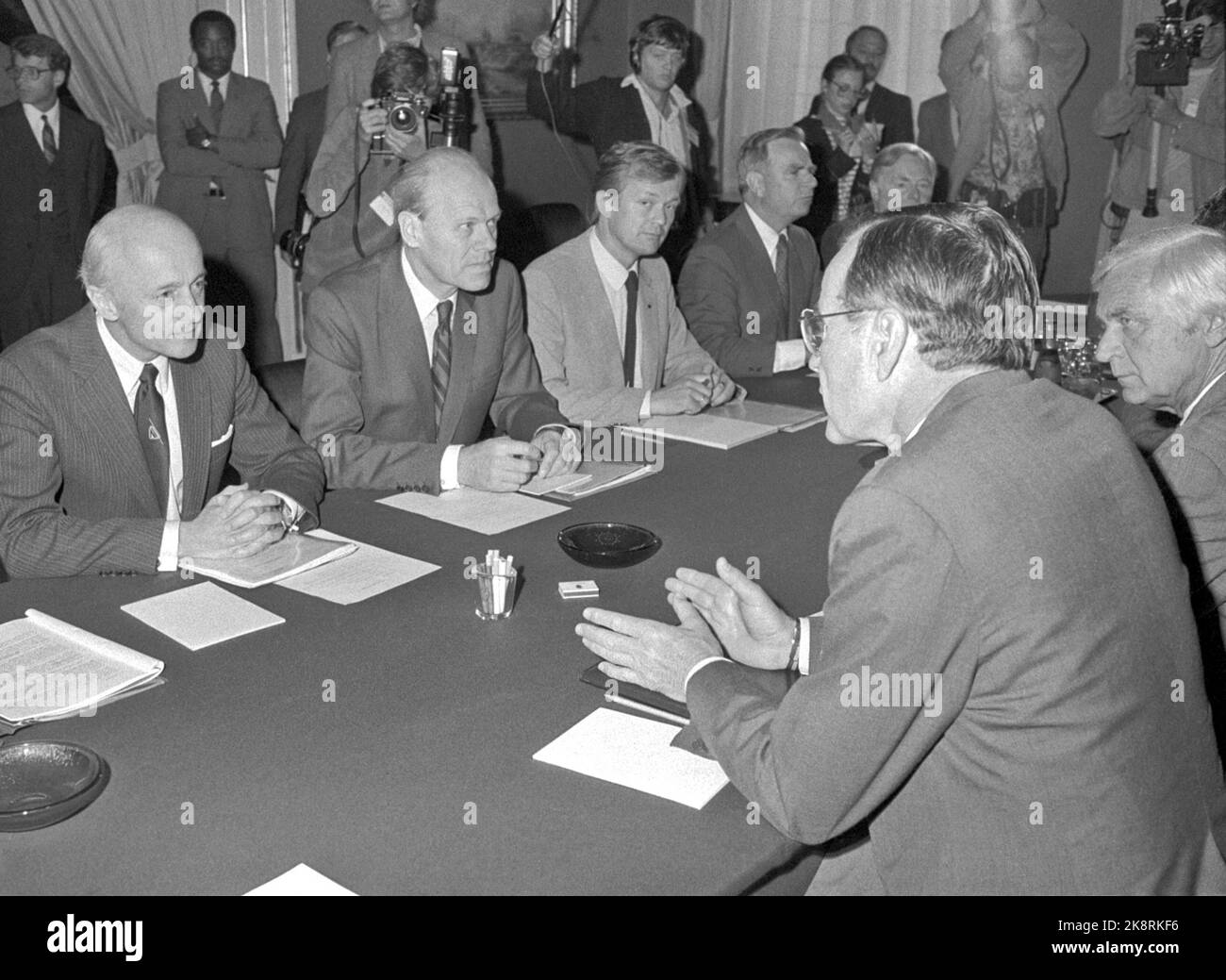 Oslo 19830629. Visita ufficiale in Norvegia del Vice Presidente degli Stati Uniti George Bush. Bush nei colloqui politici con il primo ministro Kåre Willoch (H) TV e altri rappresentanti del governo. Per H per Willoch, il ministro degli Esteri Svenn stray (H), il ministro dei Trasporti Johan J. Jakobsen (Sp) e il segretario di Stato Eivinn Berg. Foto: Inge Gjellesvik / NTB Foto Stock
