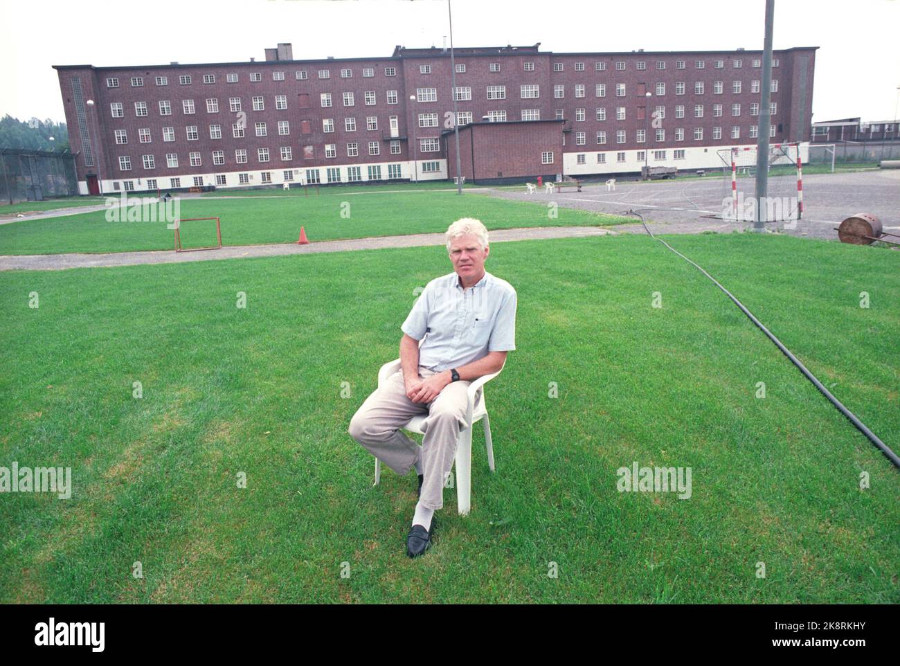 Oslo 1991 - spia visitante condannata Arne Treholt in prigione. Seduta su una sedia sull'erba di fronte all'edificio del carcere. Foto: Ingar Storfjell / NTB Foto Stock