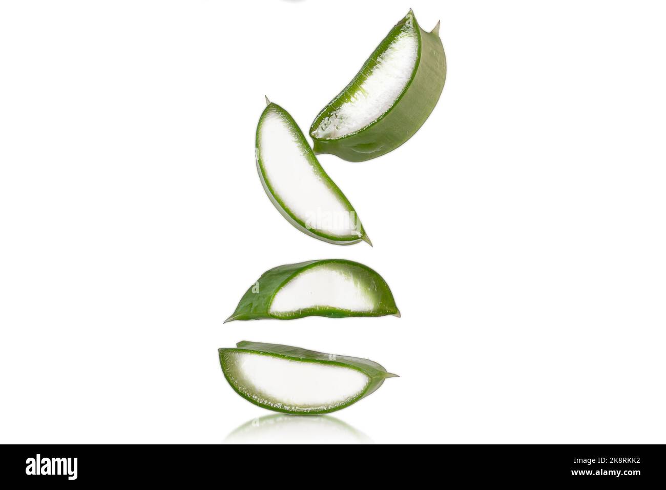 aloe vera fette fresche e foglie isolate su fondo bianco Foto Stock