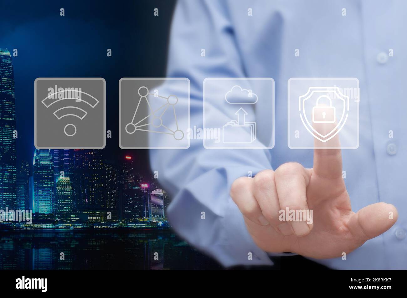 l'uomo tocca l'icona della protezione dell'archiviazione dei dati con tecnologia cloud, della rete, del wi-fi, del concetto di sicurezza della rete e dei servizi internet Foto Stock
