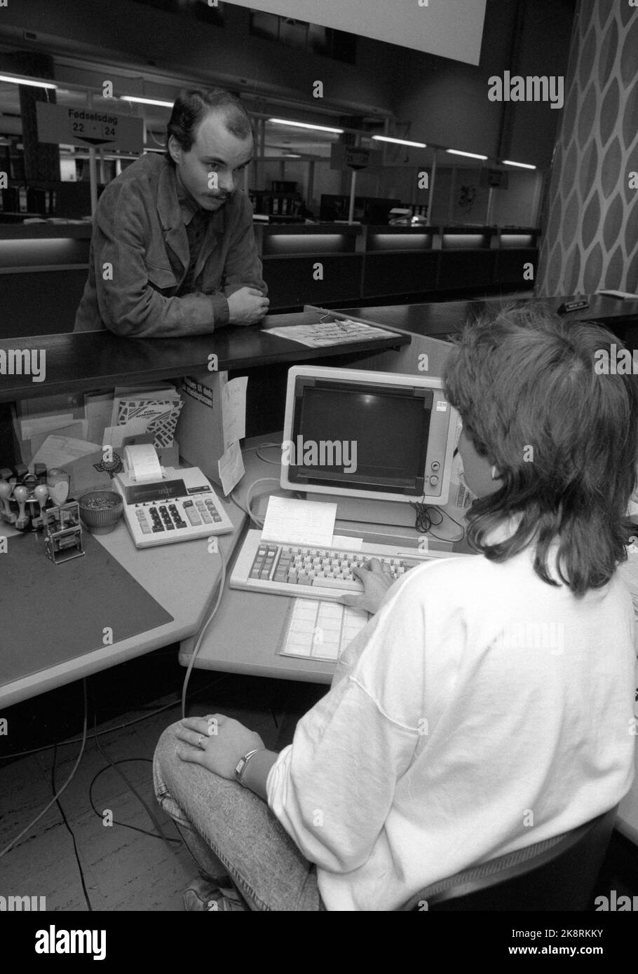 Oslo 19871020 uso di EDB / dati presso l'Ufficio della sicurezza sociale. Elaborazione del cliente con il registro del cliente sui dati. Il 'cliente' è uno dei dipendenti. Foto: Eystein Hanssen / NTB / NTB Foto Stock