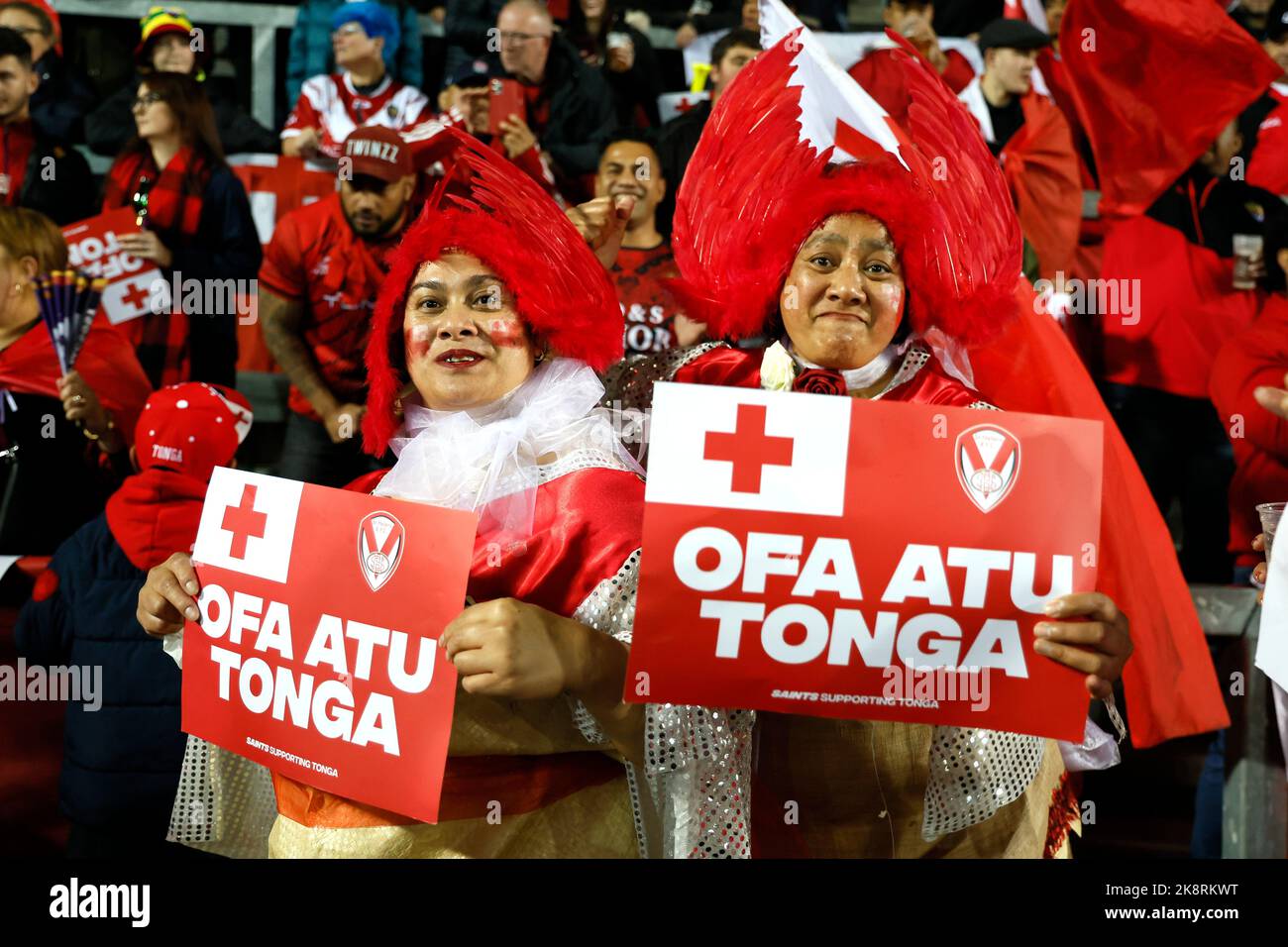 I tifosi Tonga tengono i cartelli prima della partita di Coppa del mondo di Rugby League D al Totally Wicked Stadium, St Helens. Data immagine: Lunedì 24 ottobre 2022. Foto Stock