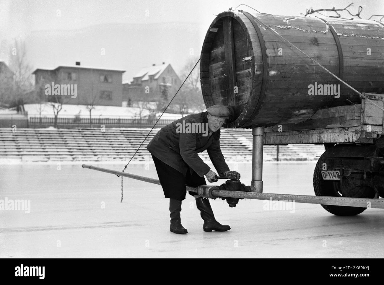 Campionato europeo Hamar 19530131 / Campionati europei di pattinaggio / corsa veloce allo Stadio Hamar. Equipaggio trainato nel lavoro con il ghiaccio. La macchina per il ghiaccio è composta da un serbatoio dell'acqua su un camion e da un tubo con fori che spruzzano l'acqua sul ghiaccio. Foto: NTB / NTB Foto Stock