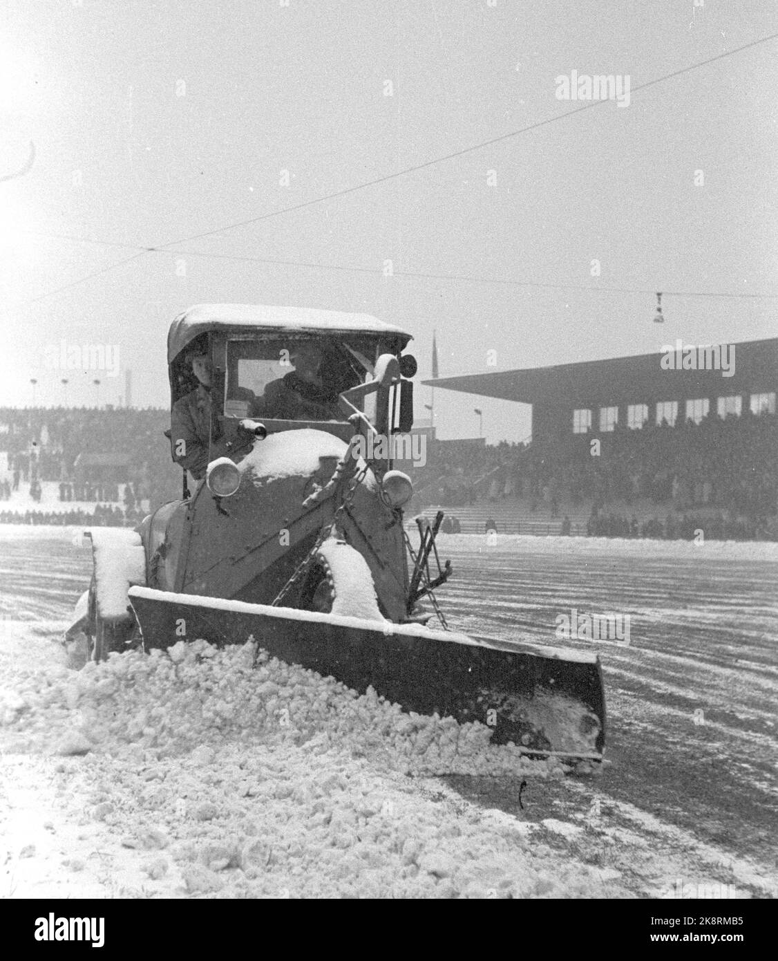 Oslo 19471109 Dynamo - Skeid sulla partita di calcio di guida invernale tra Dynamo - Skeid 7-0, a Bislett. La neve sulla pista deve essere gulata via. Gli spazzaneve stanno liberando lo spazio. Foto; corrente / NTB NB: Foto non trattata. Foto Stock