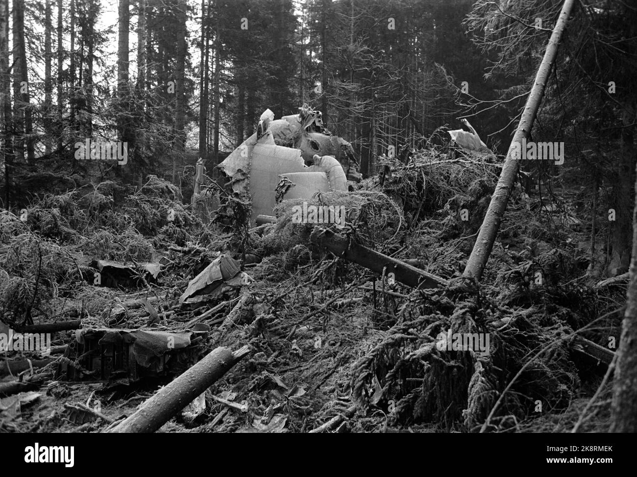 Asker 19721226 l'aereo crash a Vestmarka piccola vigilia di Natale, dove un Fokker Fellowship Fly da Braathens Safe si schiantò, e 40 persone perirono. Relitto tra gli alberi sulla scena dell'incidente. Foto: NTB / NTB Foto Stock