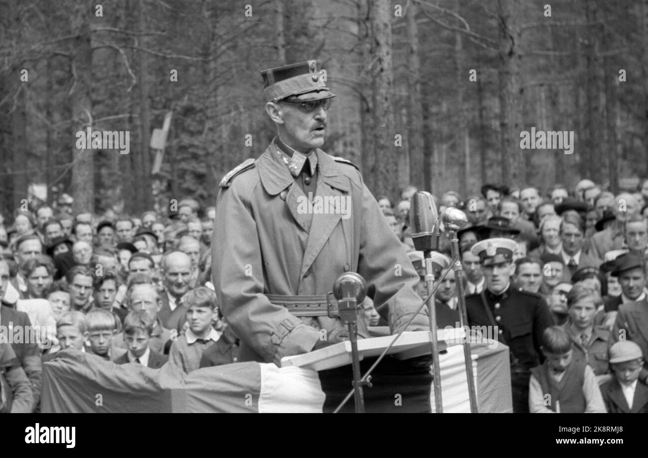 Nybergsund 19460616. Svelare la barca reale a Nybergsund. Re Haakon e Principe Olav cercarono la copertura nella foresta dalle bombe tedesche durante la seconda guerra mondiale 11 aprile 1940. Il re ha la stessa uniforme generale che portava nei giorni di aprile. Foto: Thorbjørn Skotaam / corrente / NTB Foto Stock