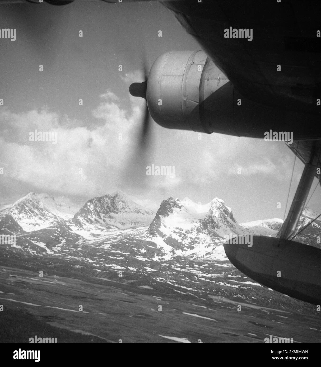 La costa norvegese Maggio 1947: L'Hurtigrute volante della Norwegian Aviation Company ha avuto il suo primo viaggio di prova Oslo-Tromsø-Oslo 1 e 2 maggio con l'idrovolante Kvitbjørn. Al tour hanno partecipato gli attuali collaboratori. Qui a bordo di 'Kvitbjørn' passando la catena montuosa 'le sette sorelle'. Foto: TH. Scotaam / corrente / NTB Foto Stock