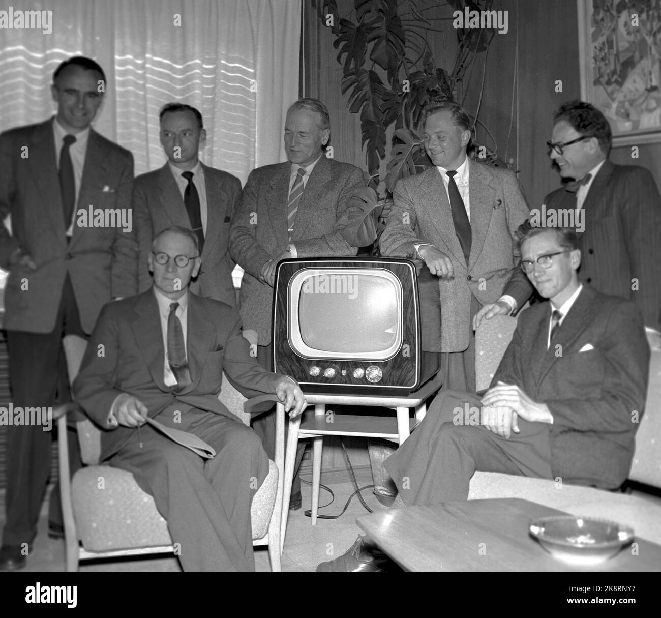 Oslo 19560822 l'ultima riunione del Consiglio della televisione. In piedi da V: Dispari Granlund, Torbjørn Navelsaker, Chr. Vibe, Kjell Løvaas, Thomas Neumann. Seduti davanti a: Direttore di radiodiffusione Kaare Fostervoll e Christian K. Rytter. NTB / NTB Foto Stock