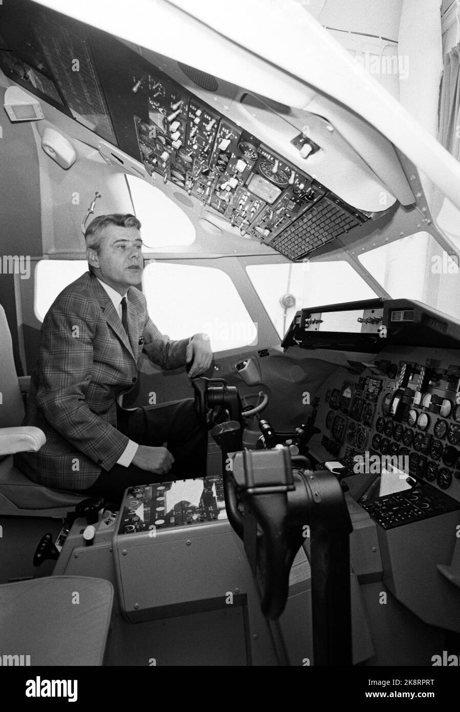 Fornebu 19730310 quanto è sicuro volare? Cosa si fa per rendere il nostro volo il più sicuro possibile? È la tecnica o l'uomo stesso che fallisce i disastri aerei? Il pilota principale Helge Høye di SAS spiega come questo con la sicurezza di volo sia considerato dal sedile del conducente in un DC 9. Un laico sarà confuso da tutti gli strumenti, mentre il pilota sa tutto come la sua tasca. Foto: Sverre A. Børretzen / corrente / NTB Foto Stock