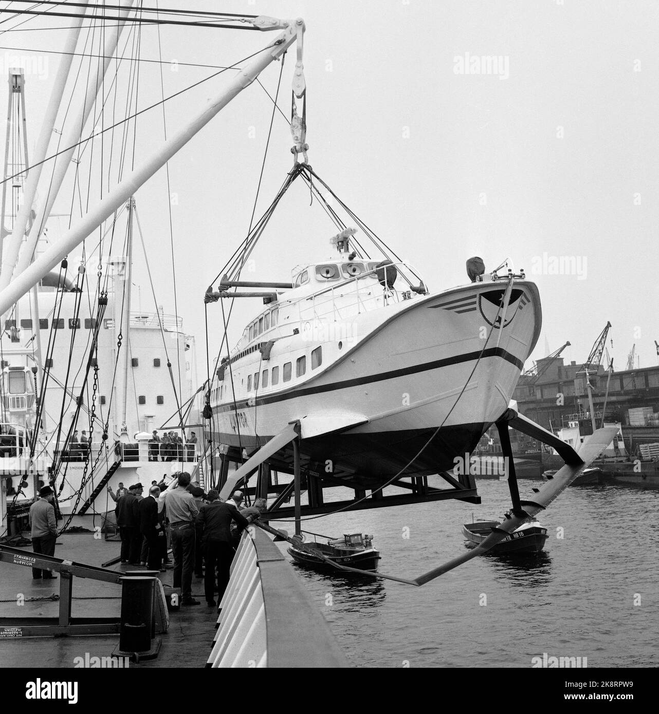 Amburgo, Germania Giugno 1960 l'aliscafo Vingtor viene scaricato da 'Tricolore' per viaggiare l'ultimo viaggio in Norvegia con la propria chiglia. La barca sarà messa nel traffico passeggeri tra Bergen e Stavanger il 15 giugno. Vingtor è la prima imbarcazione idrofila ad essere messa in circolazione in Norvegia. Foto: NTB / NTB Foto Stock