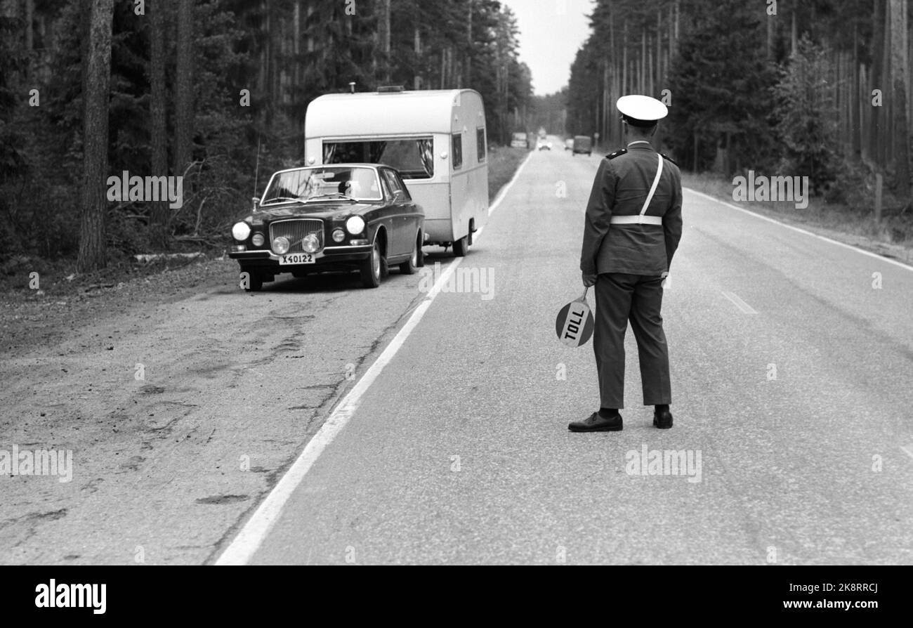 Guardia doganale, Norvegia, 1971. Un toller in azione. Ecco una Volvo con una carovana che viene sventolato di lato. Foto: Per Ervik / corrente / NTB Foto Stock