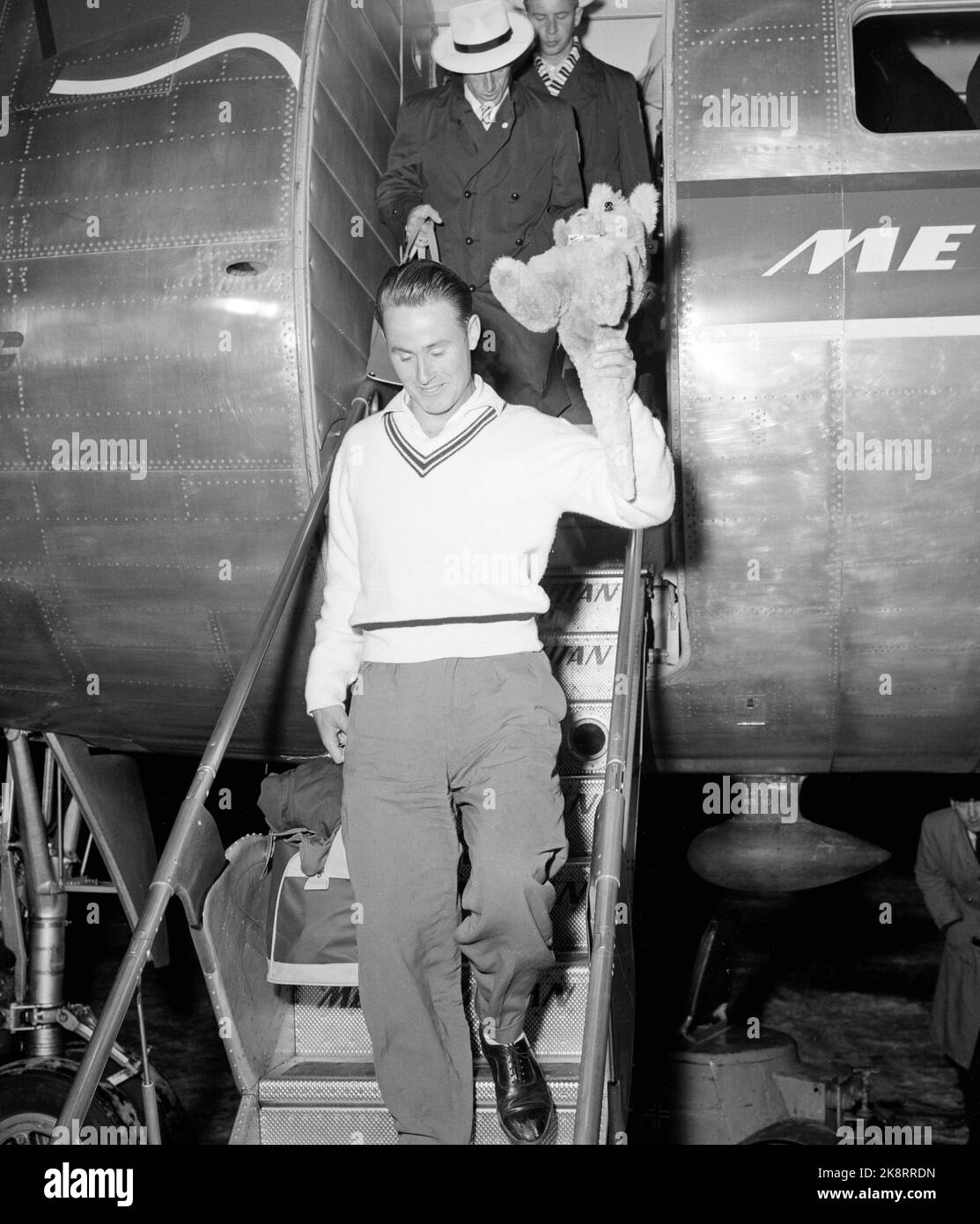 Fornebu, 1956. Javelin Egil Danielsen (maglione bianco) torna in Norvegia dopo i Giochi Olimpici di Melbourne, Australia. Ha preso una medaglia d'oro in tiri di giavellotto. Foto: Aage Storløkken / corrente / NTB Foto Stock