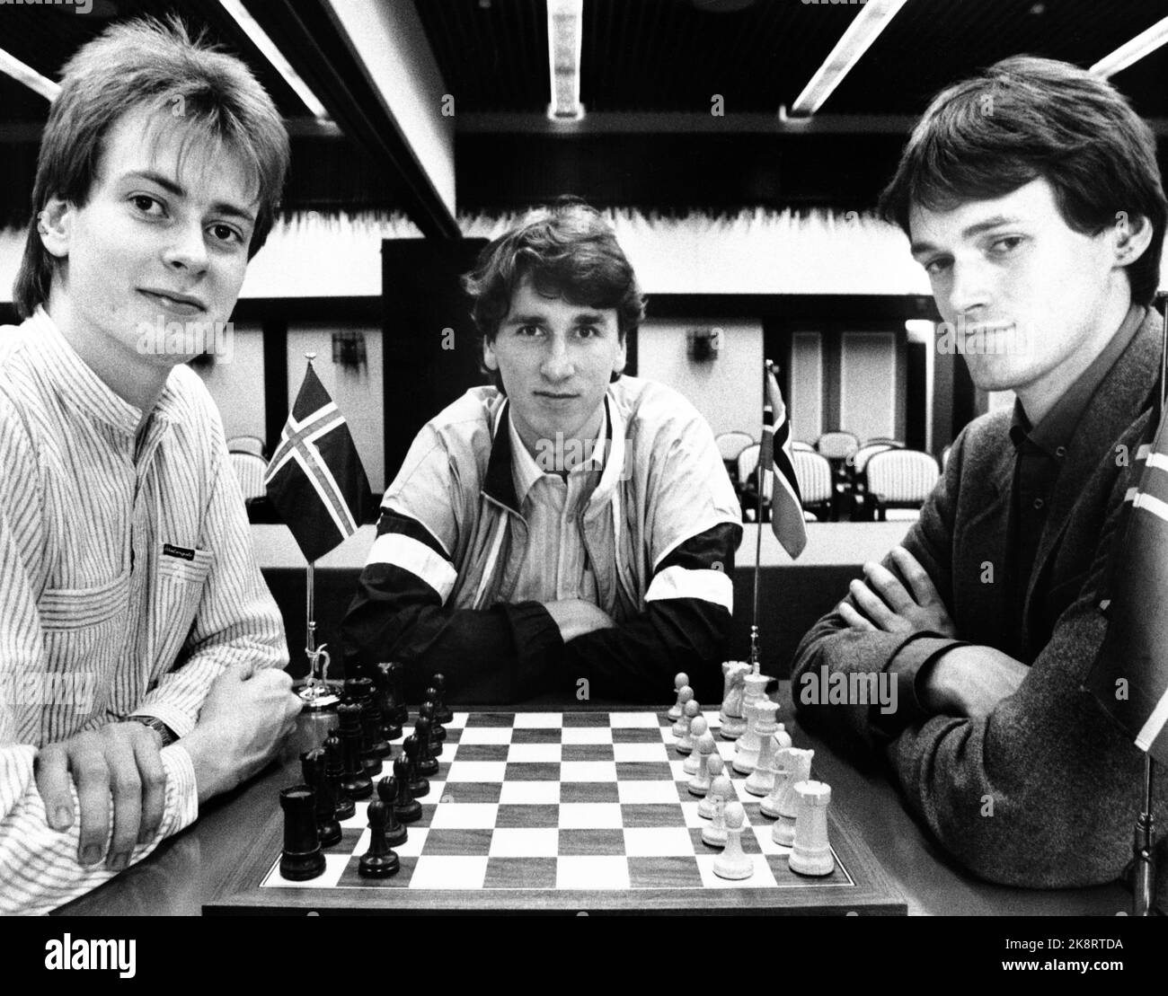 Gjøvik 27 luglio 1985. Simen Agdegein, il primo Gran Maestro di scacchi della Norvegia. Qui dal campionato nordico Simen Agdegein (al centro) insieme a Johann Hjartarson f (t.v.) E Helgi Olafson, entrambi dall'Islanda. Foto: Morten Hvaal / NTB / NTB Foto Stock
