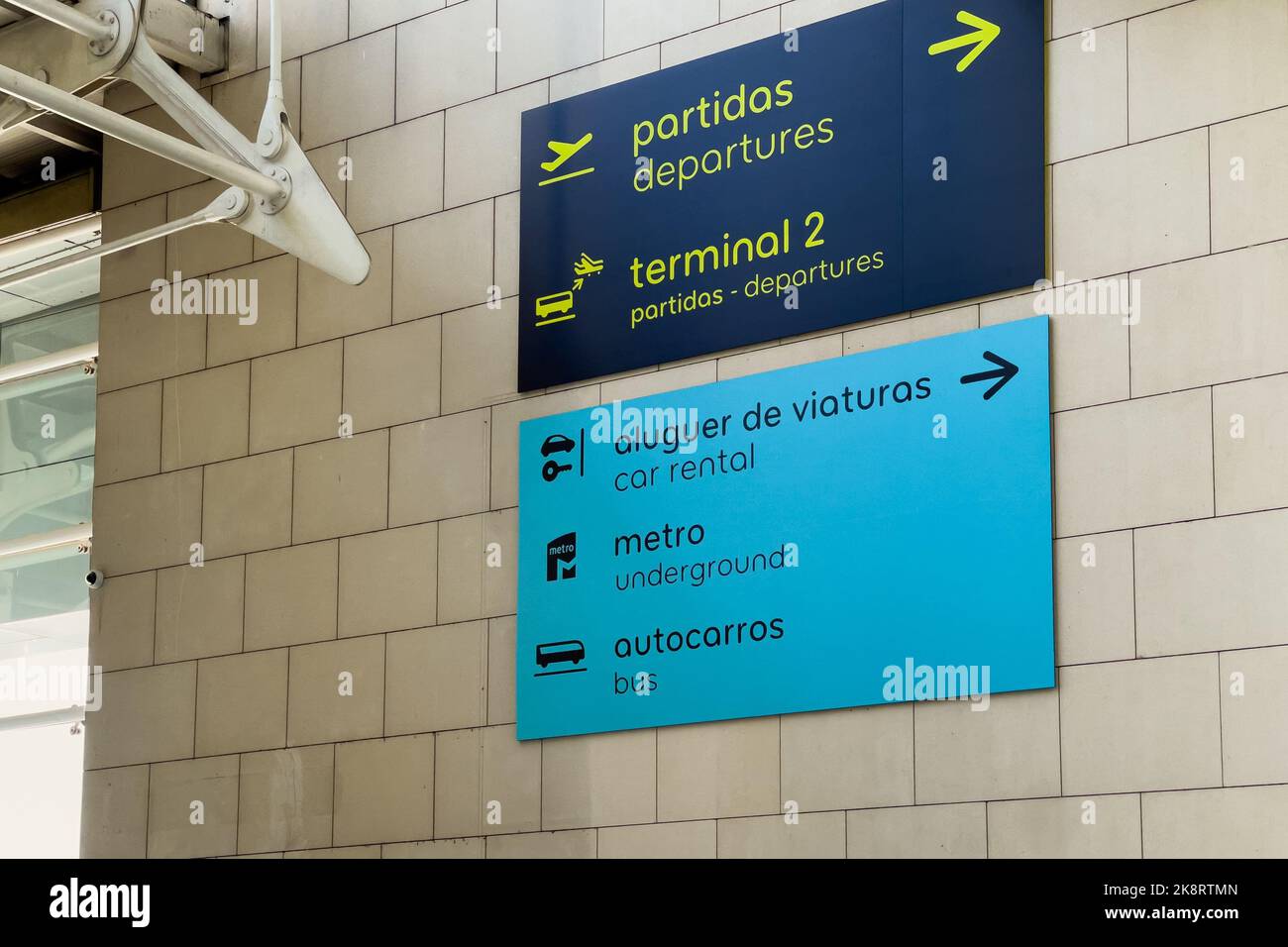 Direzioni imbarco all'interno dell'aeroporto di Lisbona Foto Stock