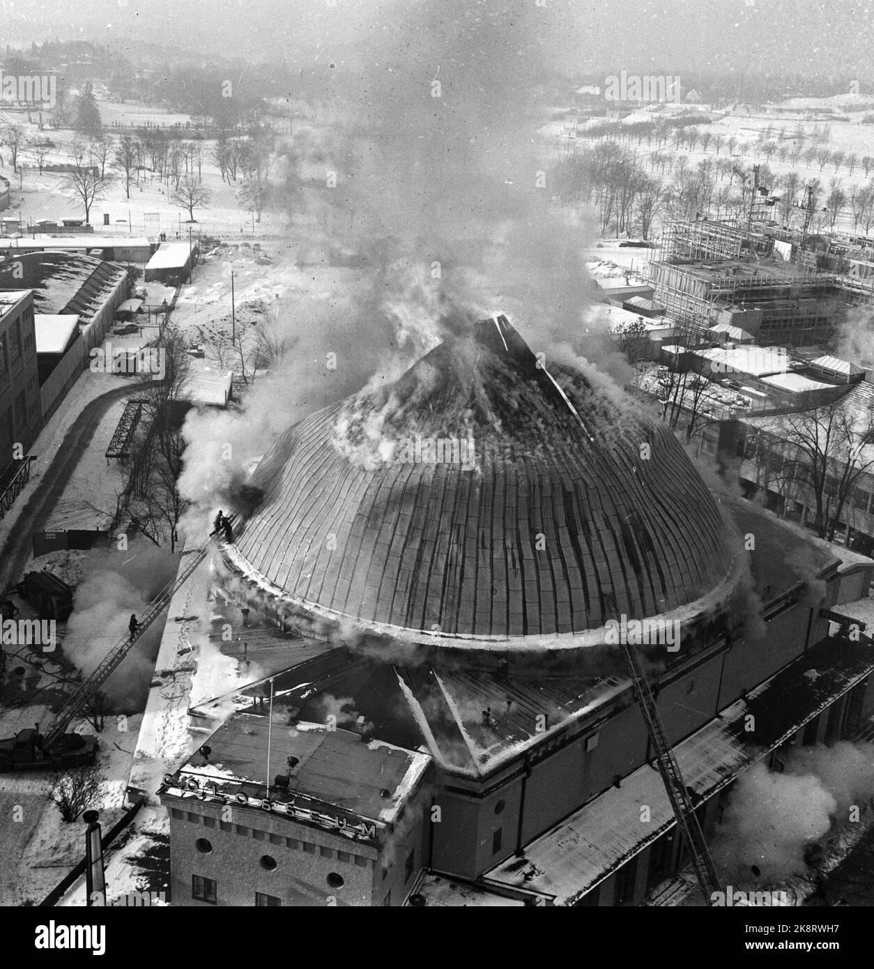 Oslo 19630215 il cinema del Colosseo è in fiamme. Il fotografo del fotografo del Phillips Building, mentre la cupola sta controllando insieme. Vigili del fuoco sul tetto TV. Nella foto. Immagine 8 di 9 Foto: Erik Thorberg / NTB / NTB Foto Stock