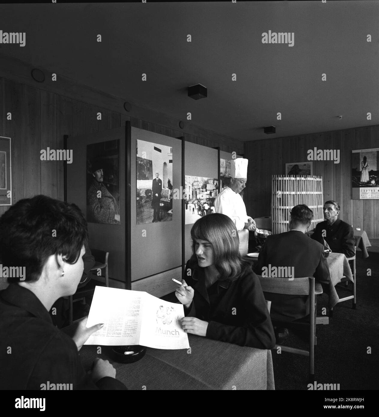 Oslo 19630921 il nuovo Museo Munch di Oslo. La gente affolla al museo da tutti i lati. Ecco la mostra di apertura, quella che è stata organizzata per la solenne inaugurazione all'inizio dell'estate. Una presentazione completa e cronologica di Edvard Munch. Il ristorante vanta un menu originale e pareti decorate con fotografie culturali-storiche. Gli ospiti studiano il menu. Lo chef sullo sfondo. Foto: Aage Storløkken / corrente / NTB Foto Stock