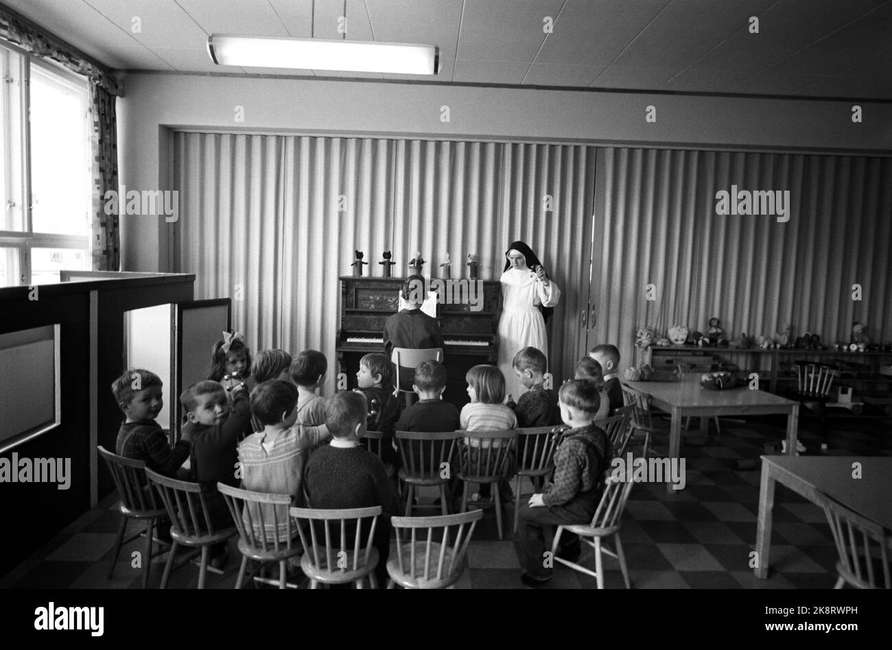 Bodø 1965 le monache cattoliche di St. Sunniva Hemm a Bodø gestiscono asilo, istruzione di judo, teatro amatoriale, balletto e danza pop. I bambini dell'asilo hanno un tempo di ritrovo. Suor Prisca, Svizzera, ha frequentato la Child Welfare Academy di Oslo. 50 figli sono fidati di lei e delle altre sorelle. Foto: Ivar Aaserud / corrente / NTB Foto Stock