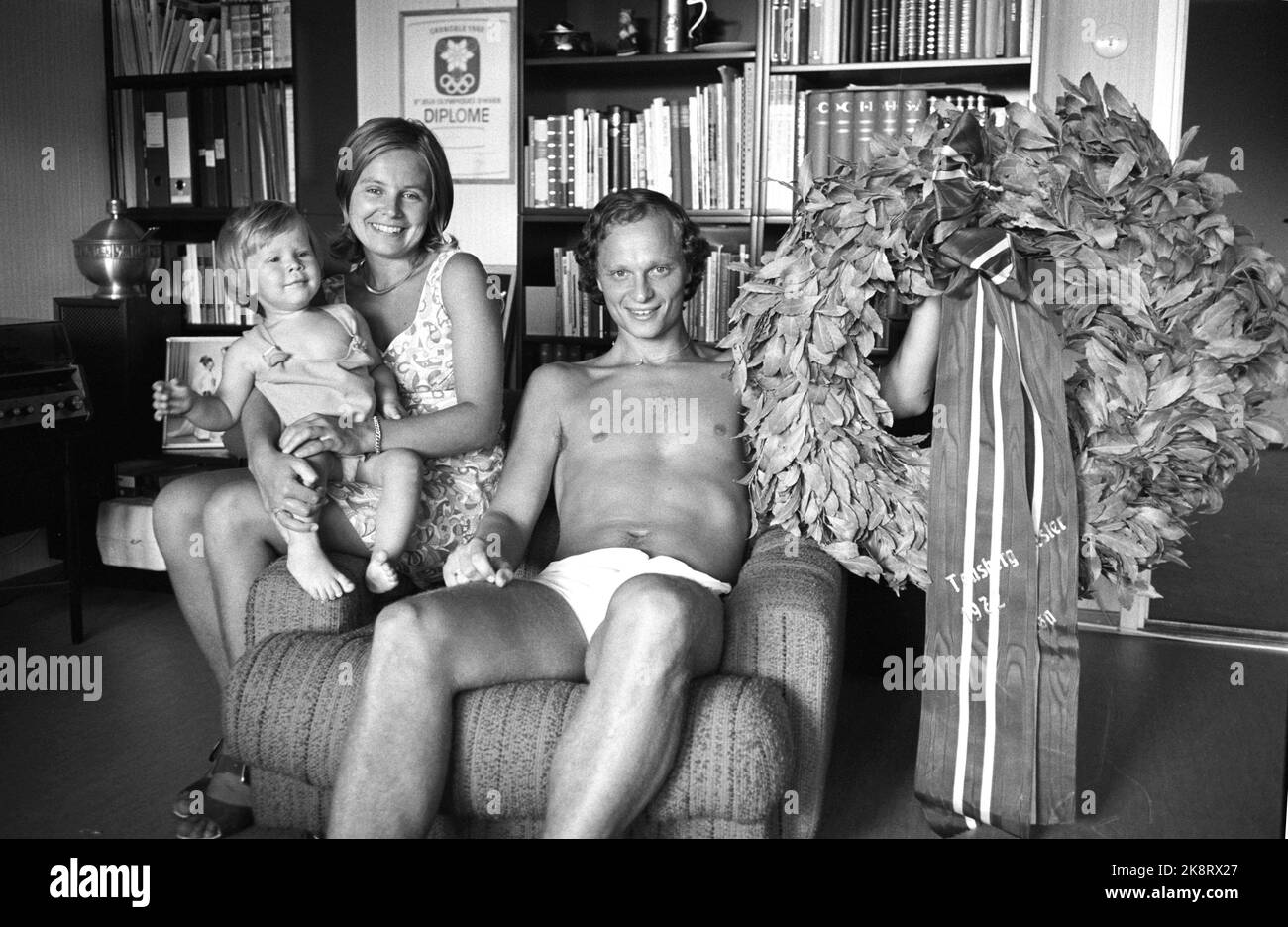 Tønsberg 19720812. Home con lo skater Roar Grønvold, che racconta la corrente sul nuovo campionato professionistico di skate e sul primo campionato europeo di skating professionistico che si terrà a Skien. Un totale di 15-16 dei corridori d'élite incontra un inverno emozionante. Grønvold era stanco di spendere il salario di sua moglie per il suo hobby / sport, ora voleva fare i suoi soldi. Qui la famiglia si radunò a casa nel soggiorno con corona di alloro. Foto: Ivar corrente di Aaserud / NTB Foto Stock