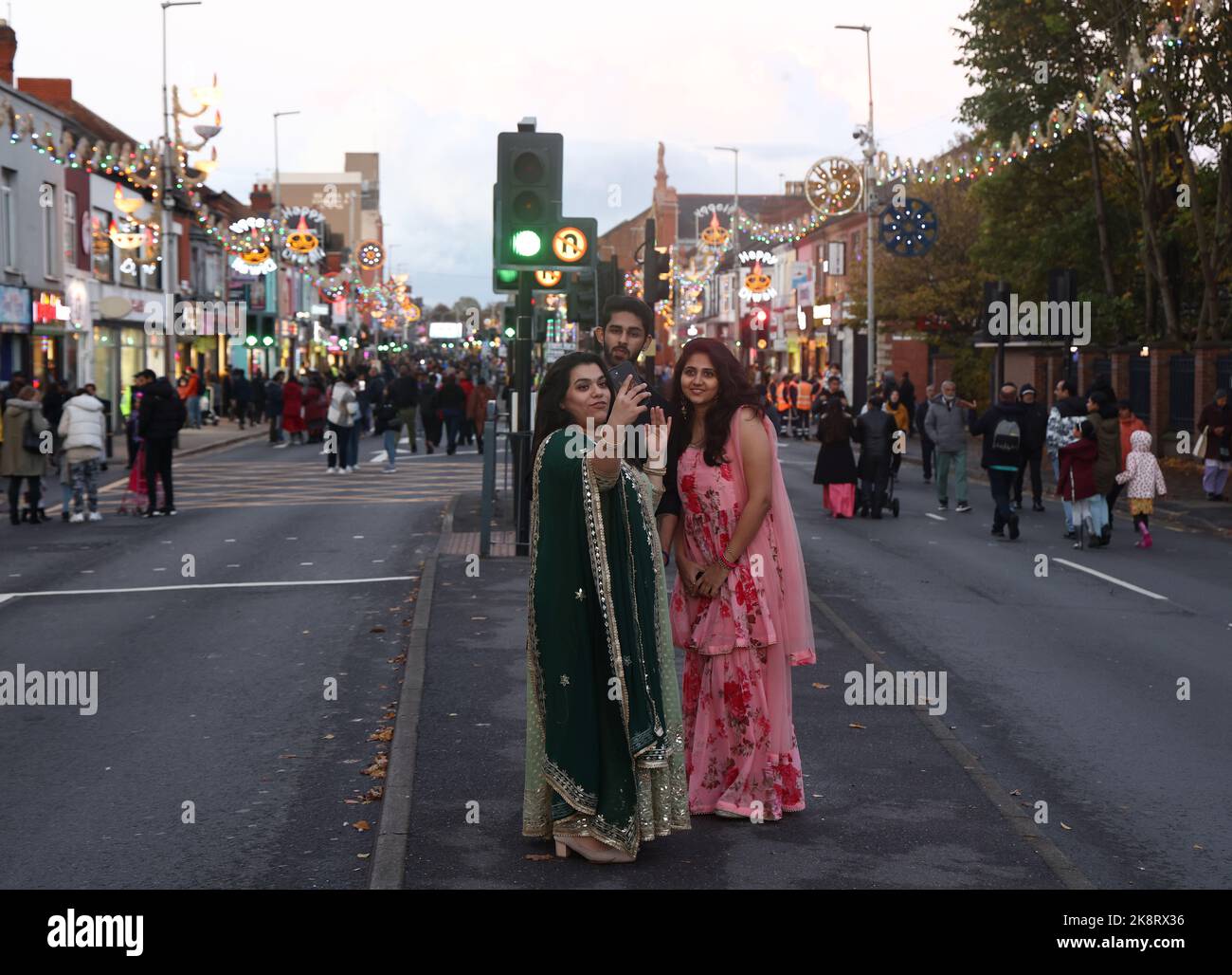 Leicester, Leicestershire, Regno Unito. 24th ottobre 2022. La gente si posa per un selfie durante le celebrazioni Diwali sul Golden Mile. LeicesterÔs celebrazione di Diwali è una delle più grandi al di fuori dell'India. Credit Darren Staples/Alamy Live News. Foto Stock