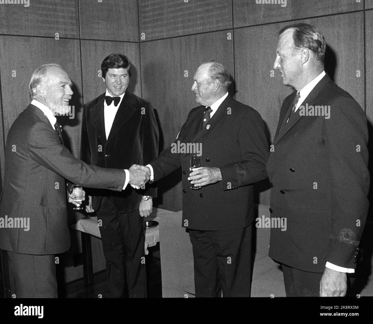 Oslo 19780817. Lasse Kolstad (F.) Saluto a King Olav durante lo spettacolo di partito di OP Sail (operazione Sail) nella sala concerti. Harald Tusberg sullo sfondo e il principe ereditario Harald (F.H.) Foto: Erik Thorberg, archivio NTB Foto Stock