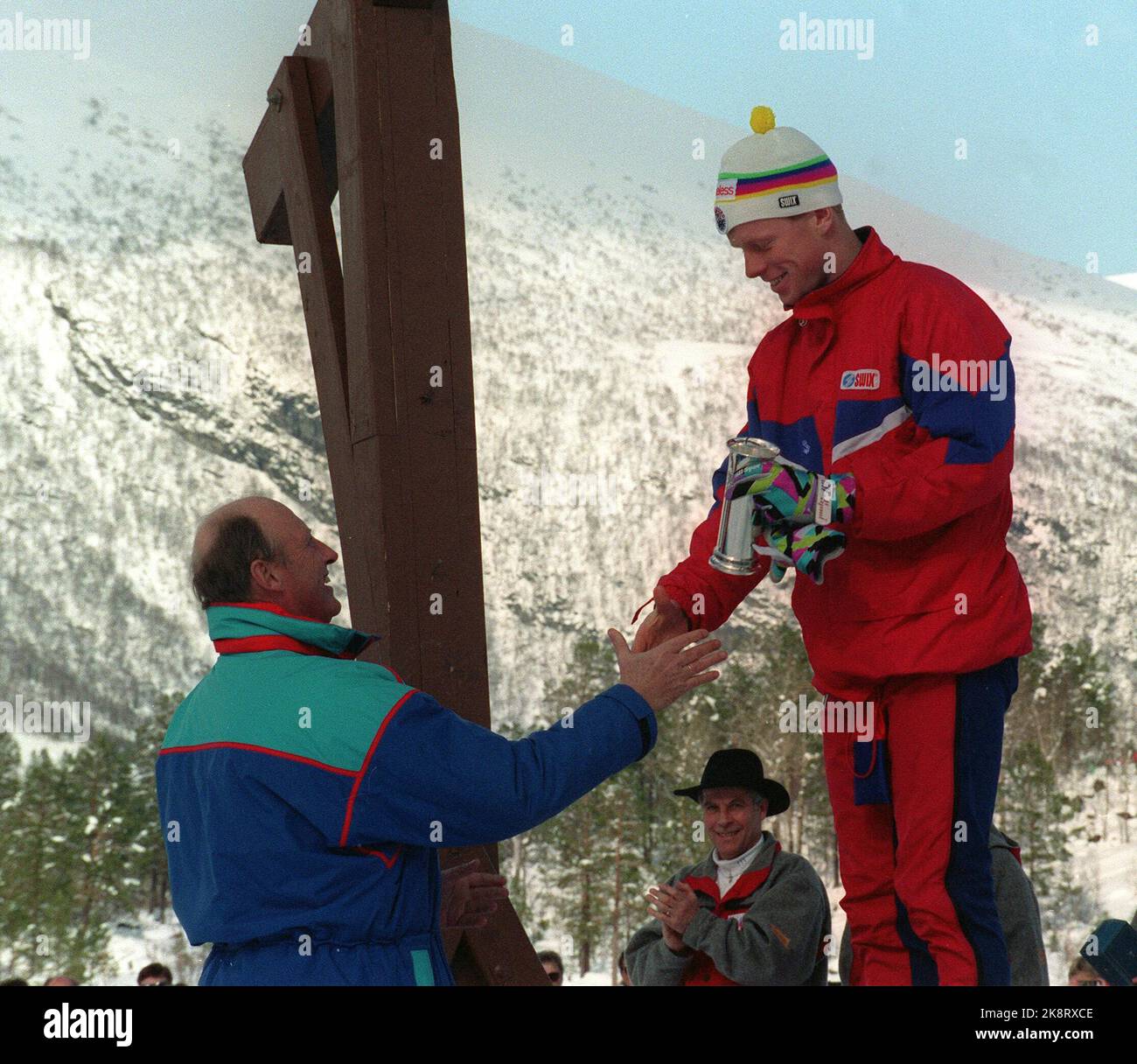 19920329: NM a Ski Molde. Re Harald consegna il trofeo reale a Bjørn Dæhlie. Foto: Lise Åserud / NTB / NTB. Foto Stock