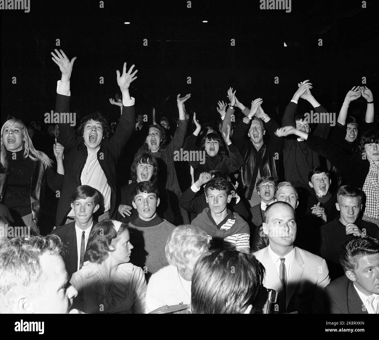 Oslo 19650624 il gruppo pop The Rolling Stones tiene un concerto nella sala fieristica di Sjølyst. Qui il pubblico in estasi. Foto: Henrik Laurvik / NTB Foto Stock Oslo 19650624 il gruppo pop The Rolling Stones tiene un concerto nella sala fieristica di Sjølyst. Qui il pubblico in estasi. Foto: Henrik Laurvik / NTB Foto Stock