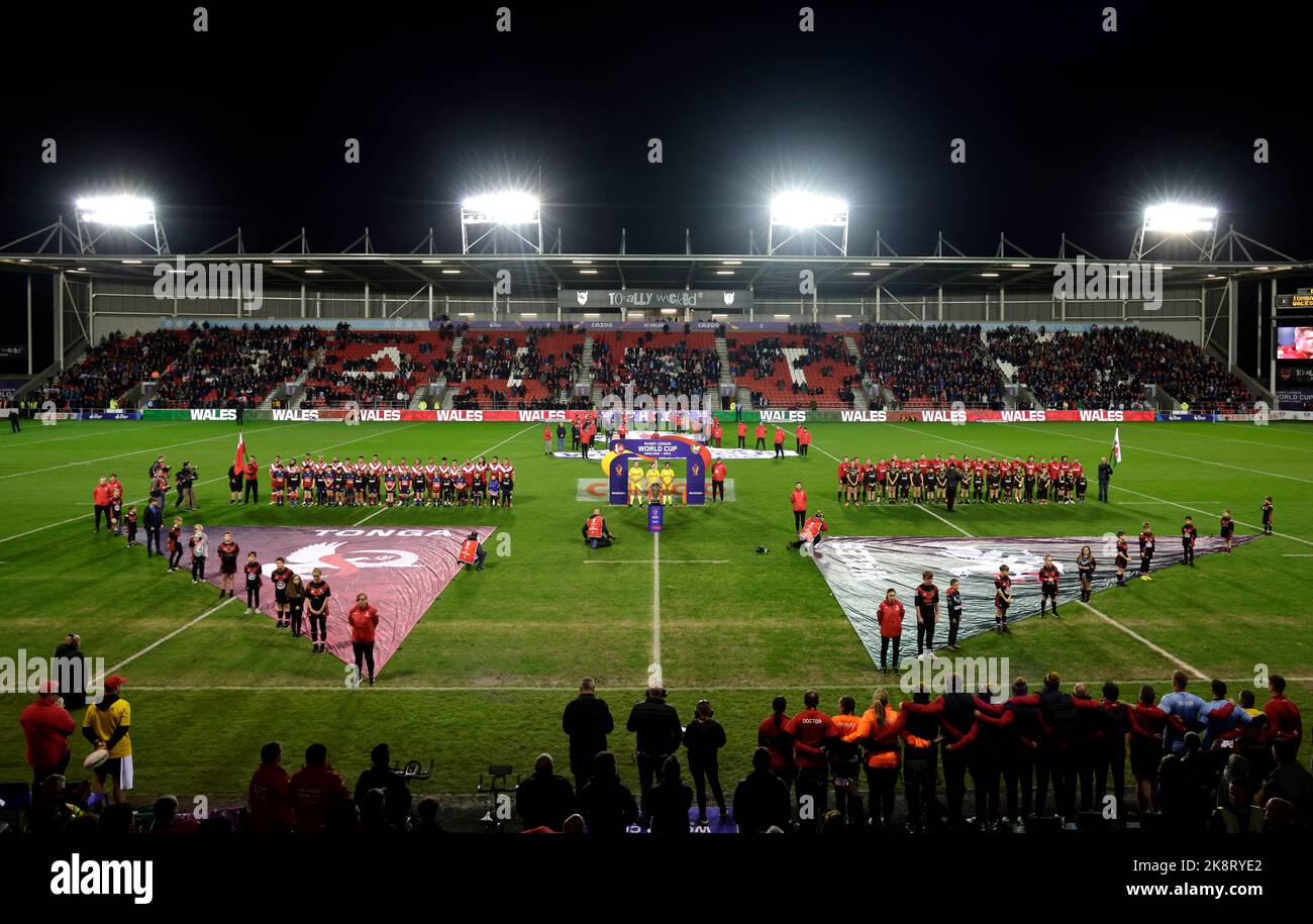 Le squadre di Tonga e Galles si allineano prima della partita di Coppa del mondo di Rugby League D al Totally Wicked Stadium, St Helens. Data immagine: Lunedì 24 ottobre 2022. Foto Stock