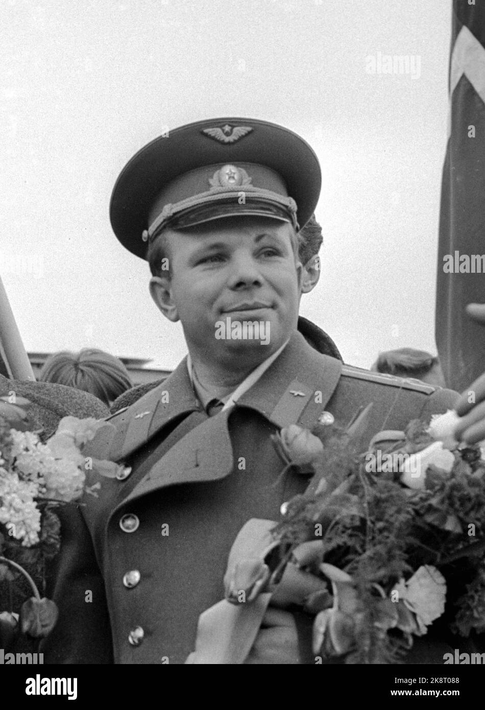 Oslo 19640308. I cosmonauti sovietici Jurij Gagarin (nella foto) e Valerij Bykovsky visitano la Norvegia. Qui Gagarin all'arrivo all'Aeroporto di Fornebu. Foto: Arild Hordnes / NTB / NTB Foto Stock