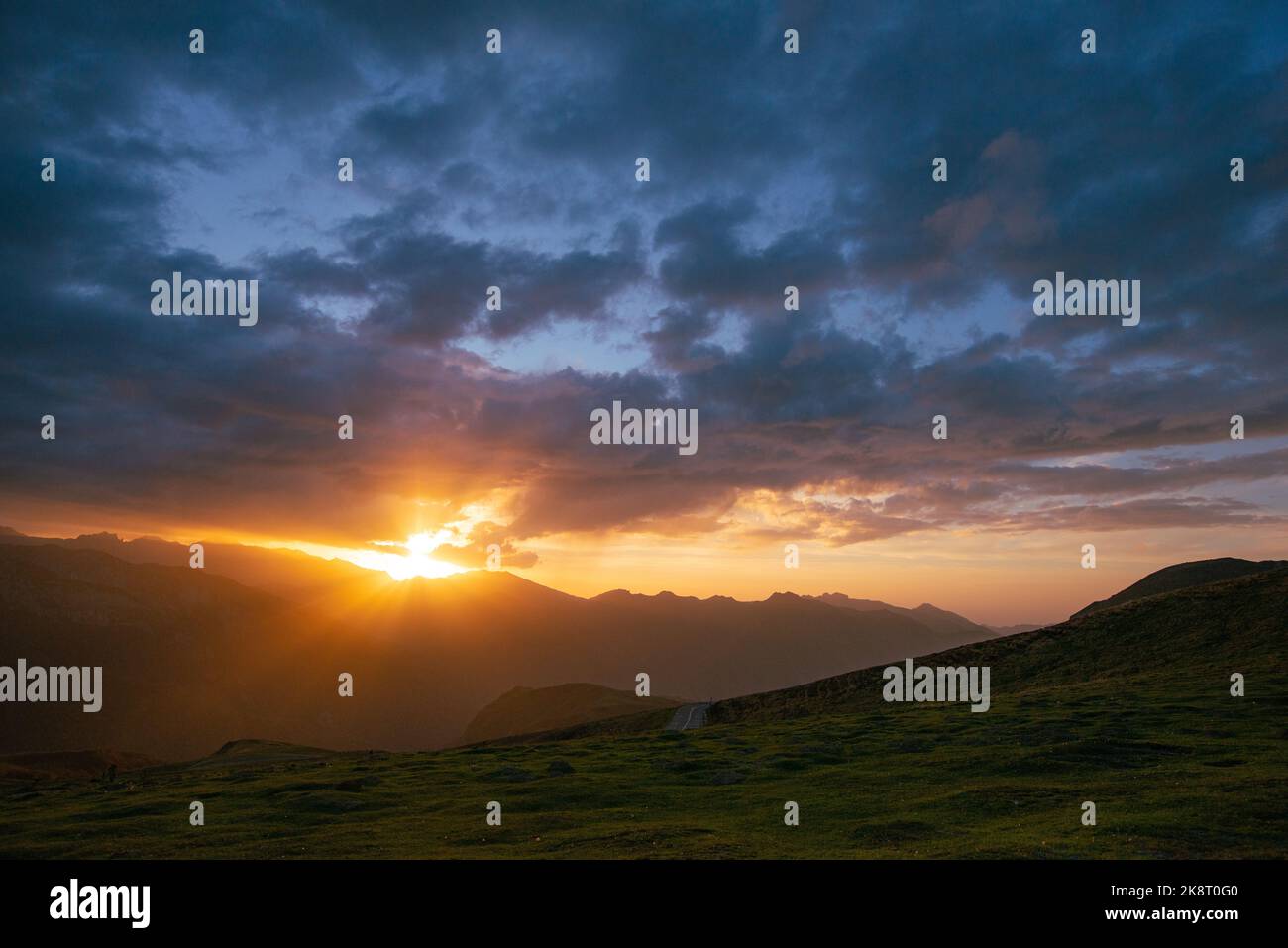 Uno scatto panoramico delle montagne dei Pirenei all'alba Foto Stock