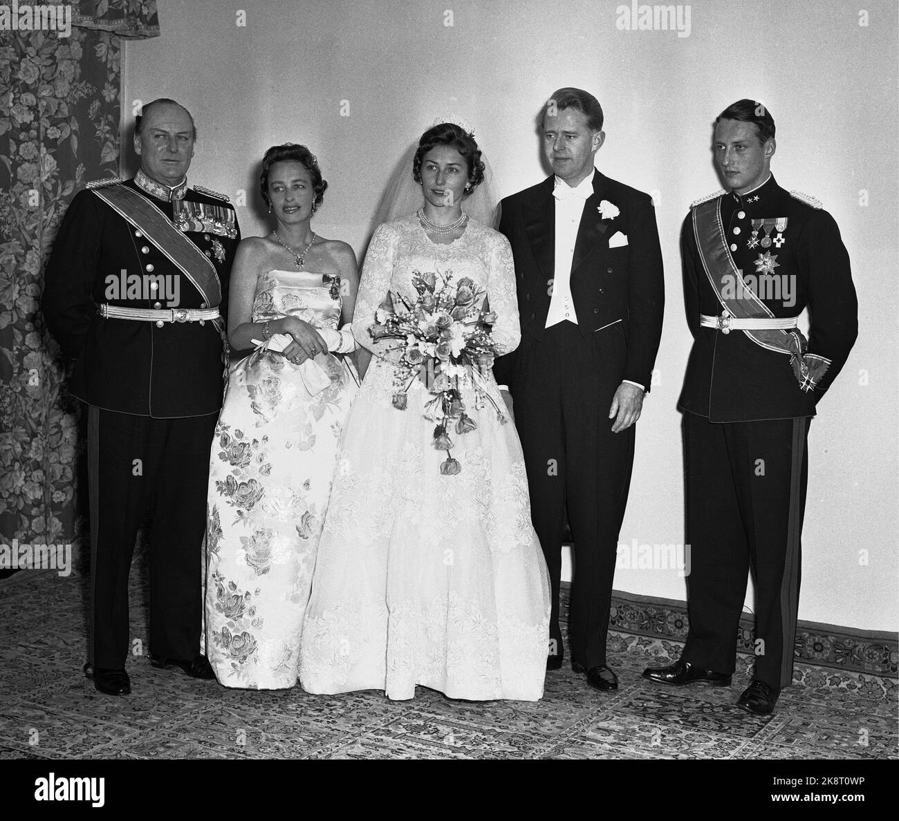 Skaugum 19610112 matrimonio della principessa Astrid la principessa Astrid sposa Johan Martin Ferner. La coppia nuziale si pone con (da V) il re Olav V, la principessa Ragnhild e il principe ereditario Harald. Uniformi Galla. Foto: NTB / NTB Foto Stock