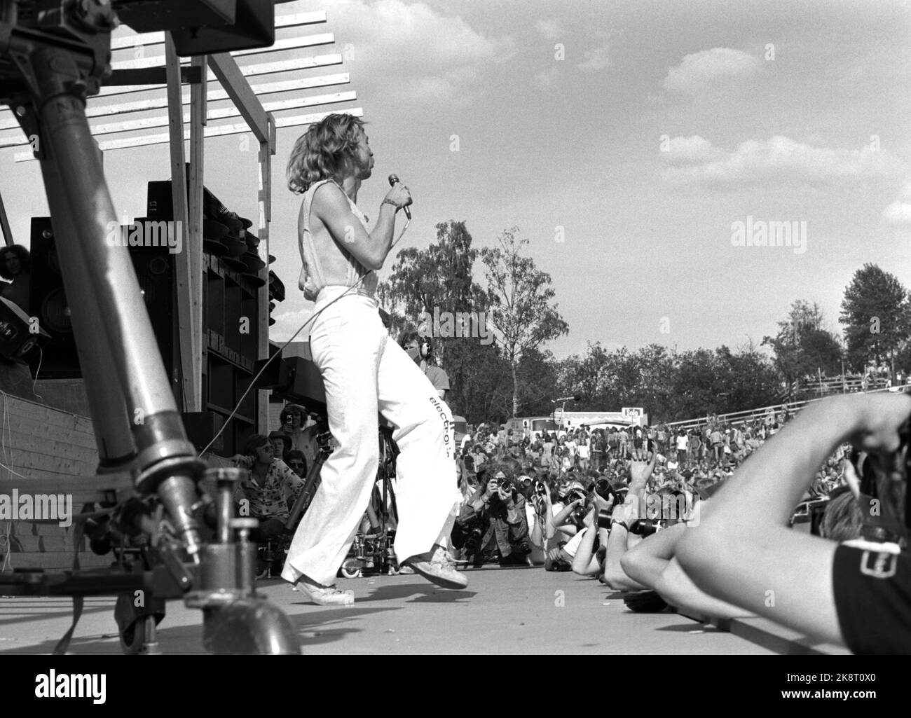 Oslo 19740622. 30.000 persone hanno partecipato a Ragnarock a Holmenkollen. Giovani provenienti da tutto il paese si sono presentati per ascoltare il concerto pop. Inoltre, stavano cercando la loro cultura Beatniks, hippies e birra. Qui l'artista Jahn Teigen a Popol Vuh sul palco, nel suo show tecnicamente buono. Foto: Aage Storløkken corrente / NTB Foto Stock