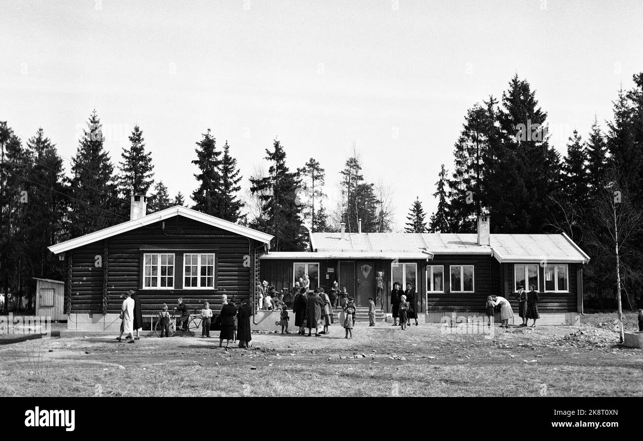 Oslo 19520416 esterno dell'asilo presso Lambertseter. Bambini e adulti al di fuori dell'asilo. Foto: NTB / NTB Foto Stock